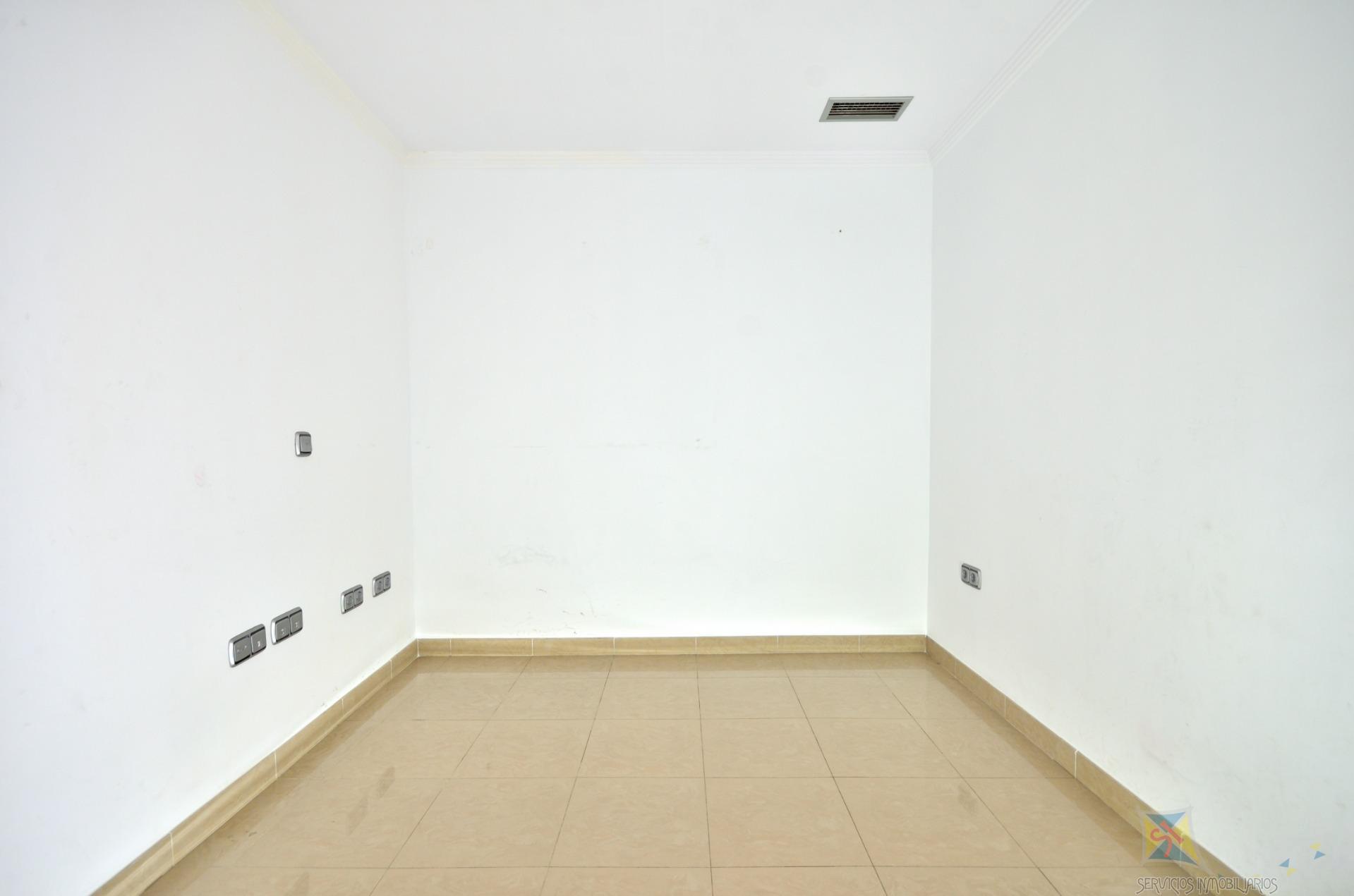 For sale of commercial in Vícar