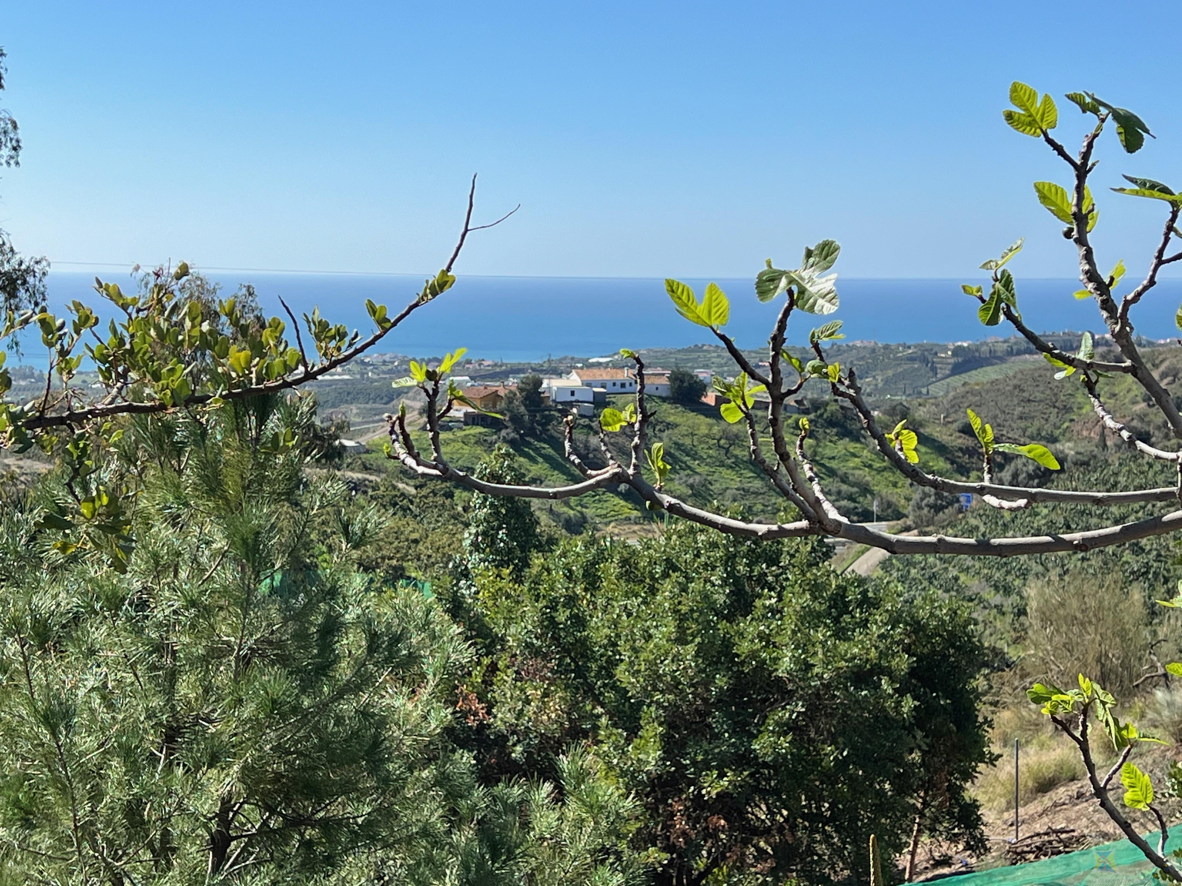 For sale of villa in Almayate