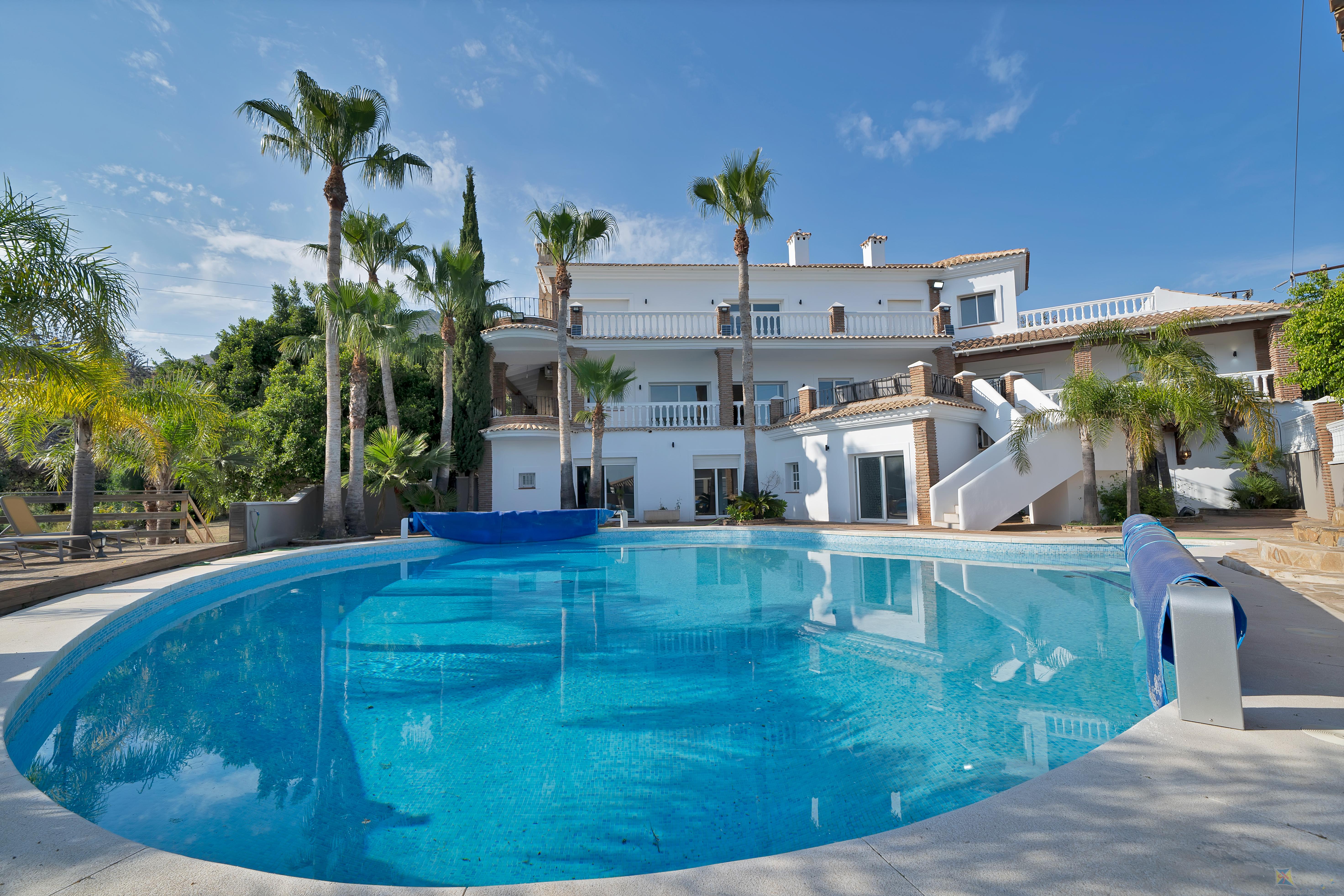 For sale of villa in Benalmádena