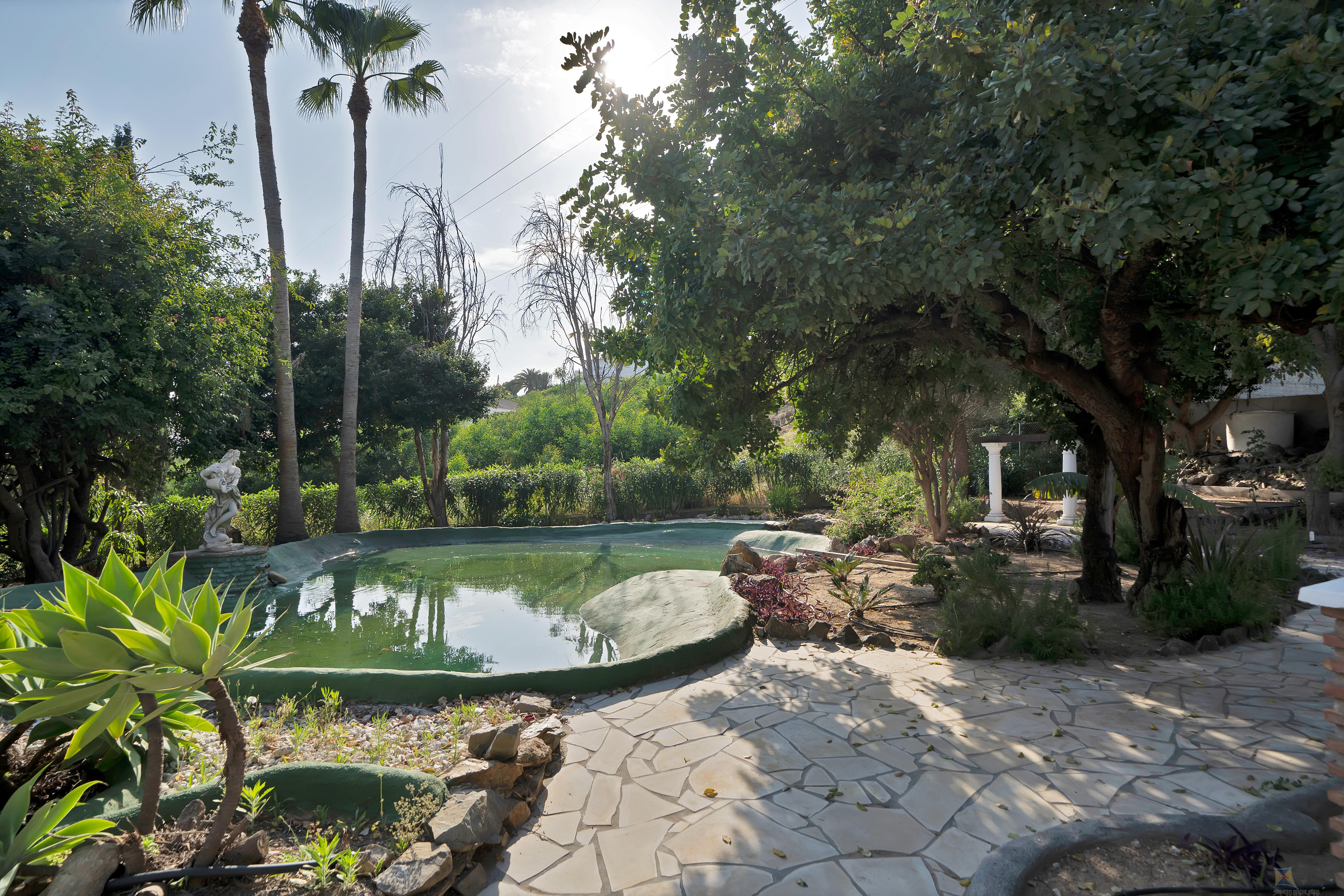 For sale of villa in Benalmádena