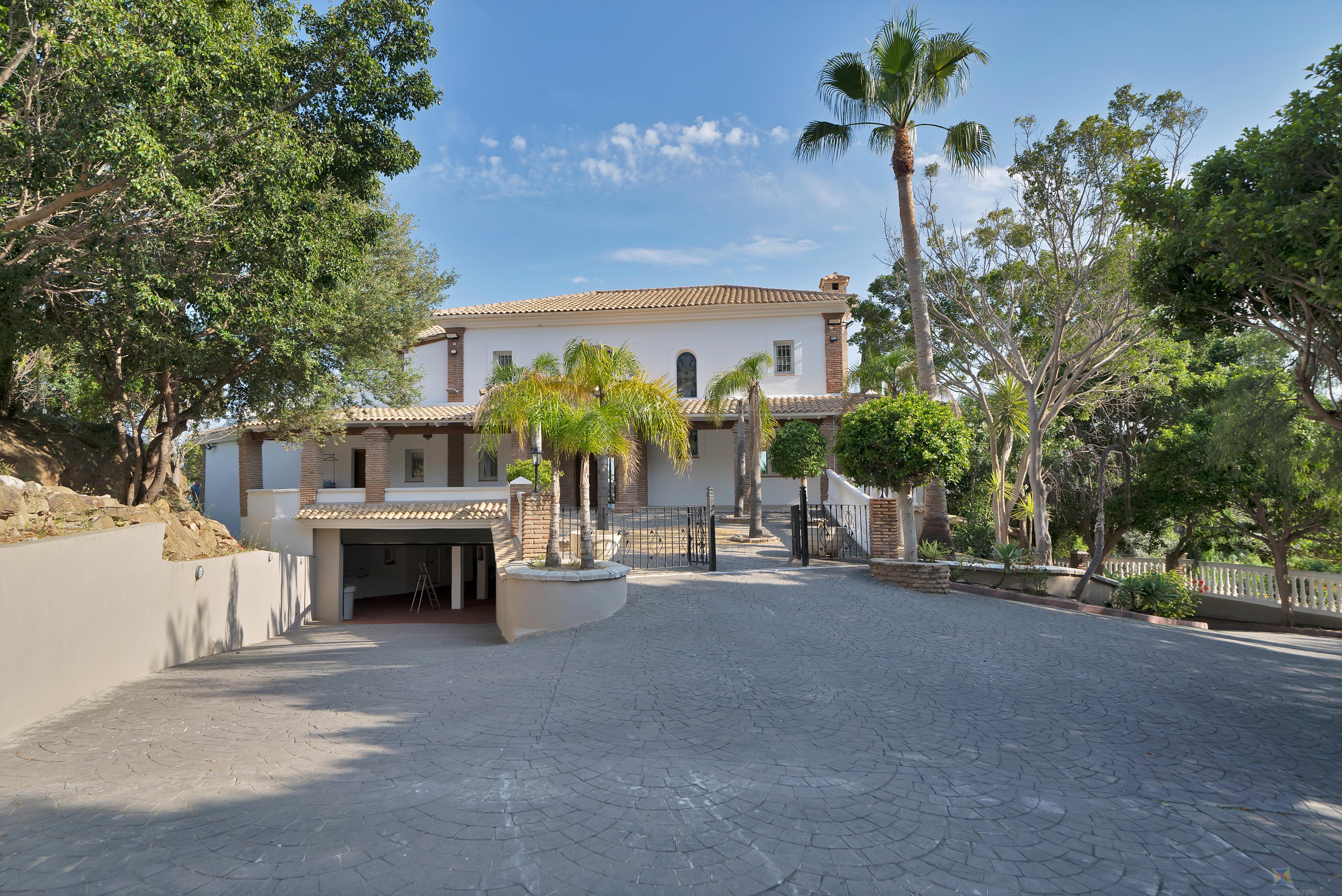 For sale of villa in Benalmádena