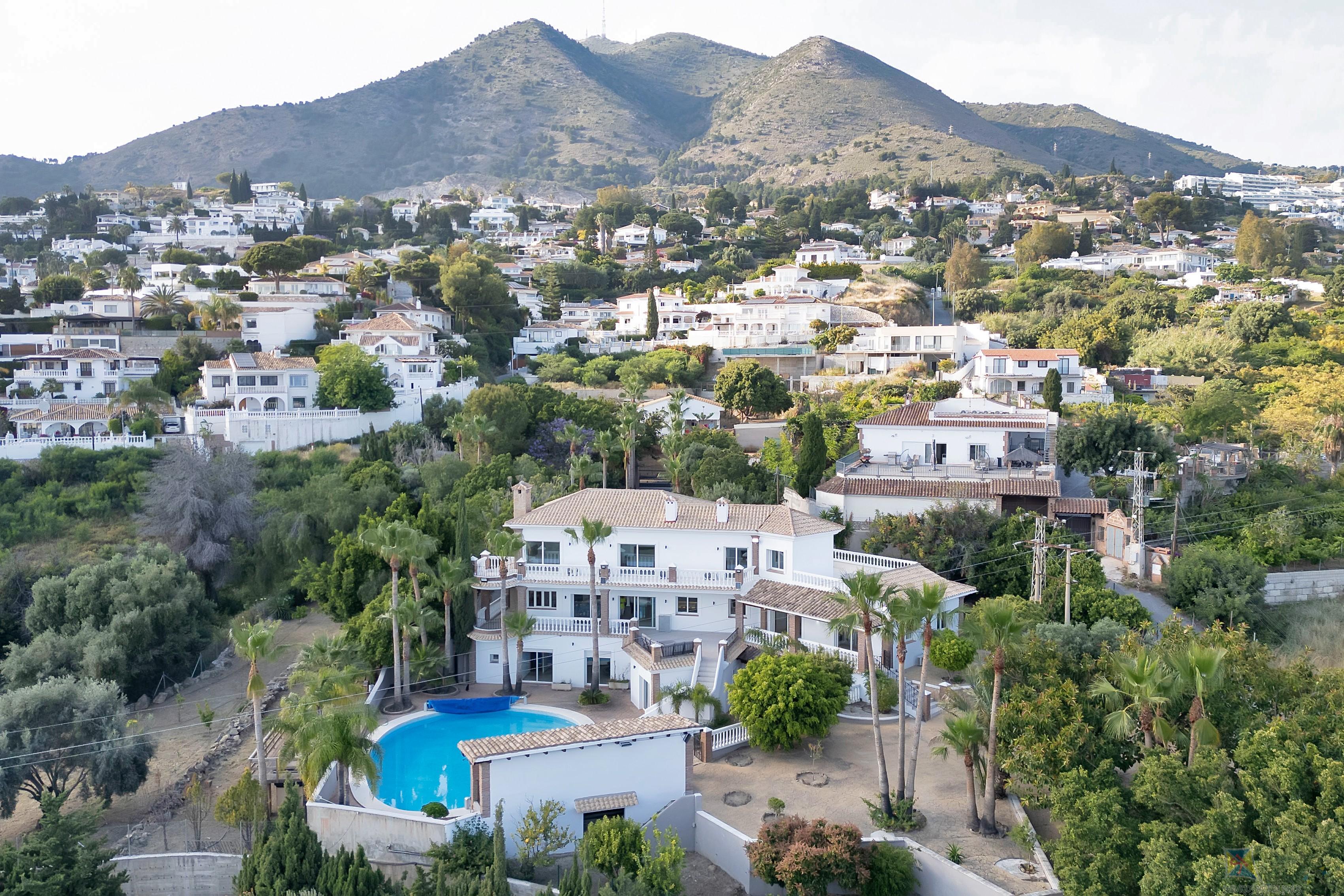 For sale of villa in Benalmádena