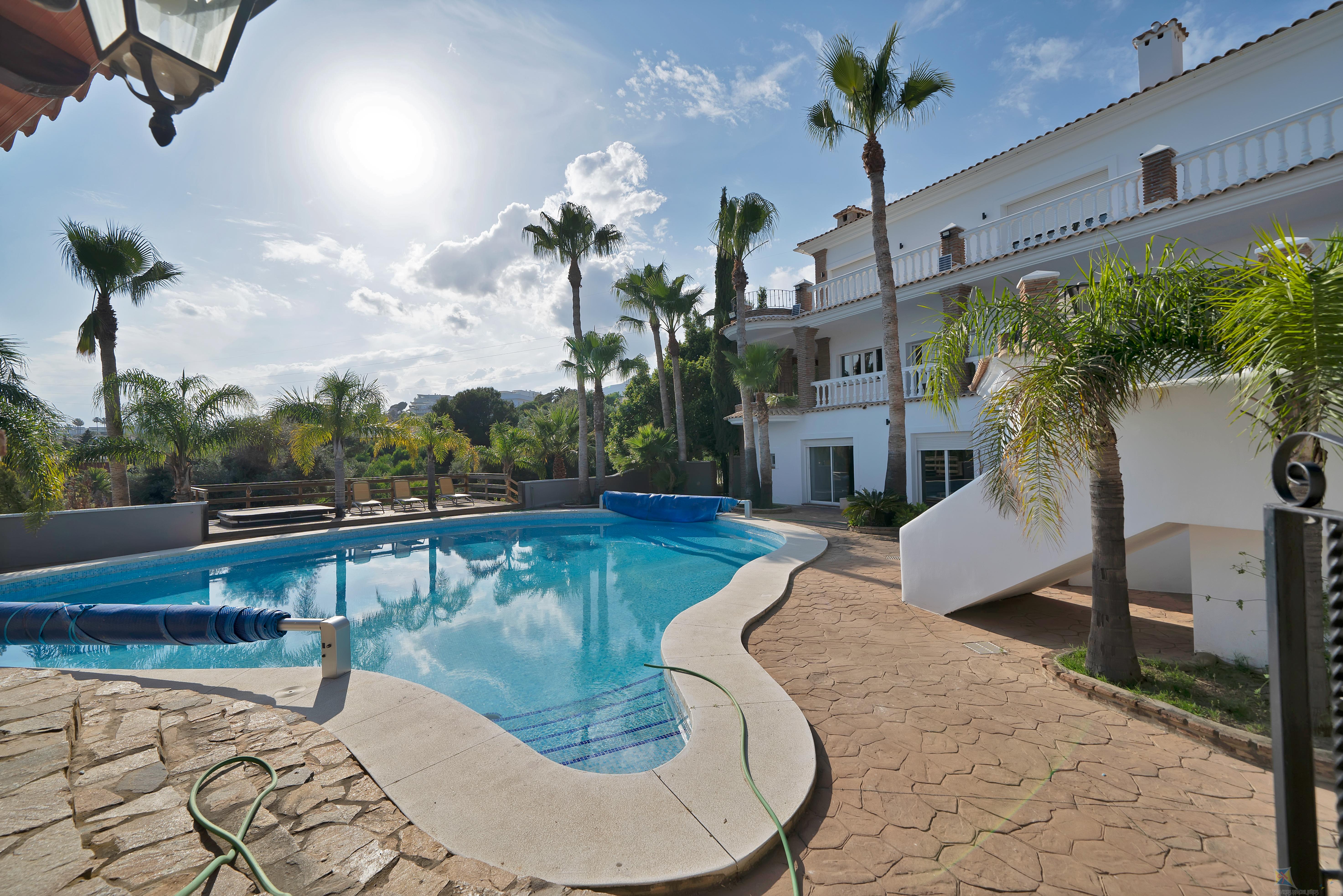 For sale of villa in Benalmádena