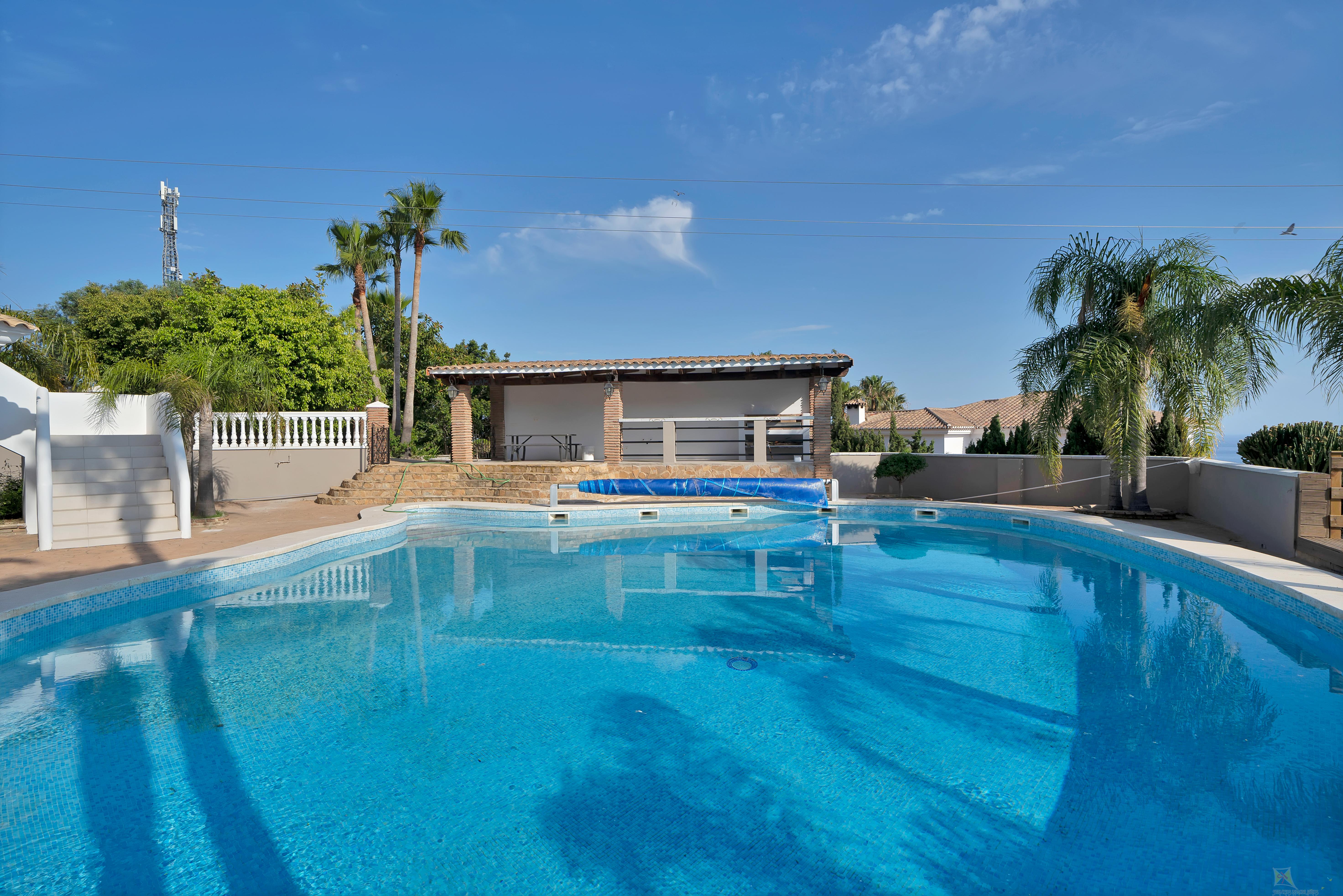 For sale of villa in Benalmádena