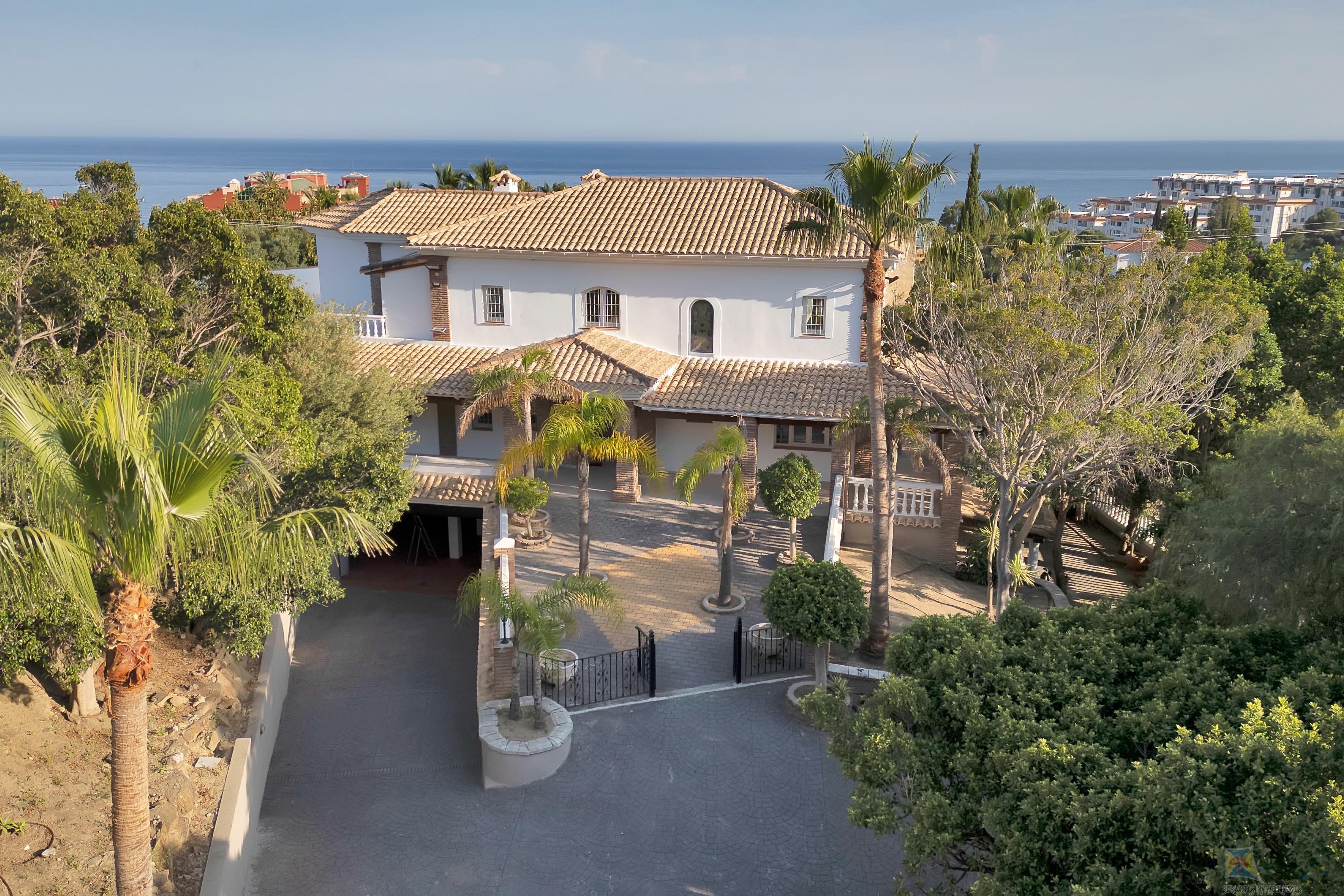 For sale of villa in Benalmádena