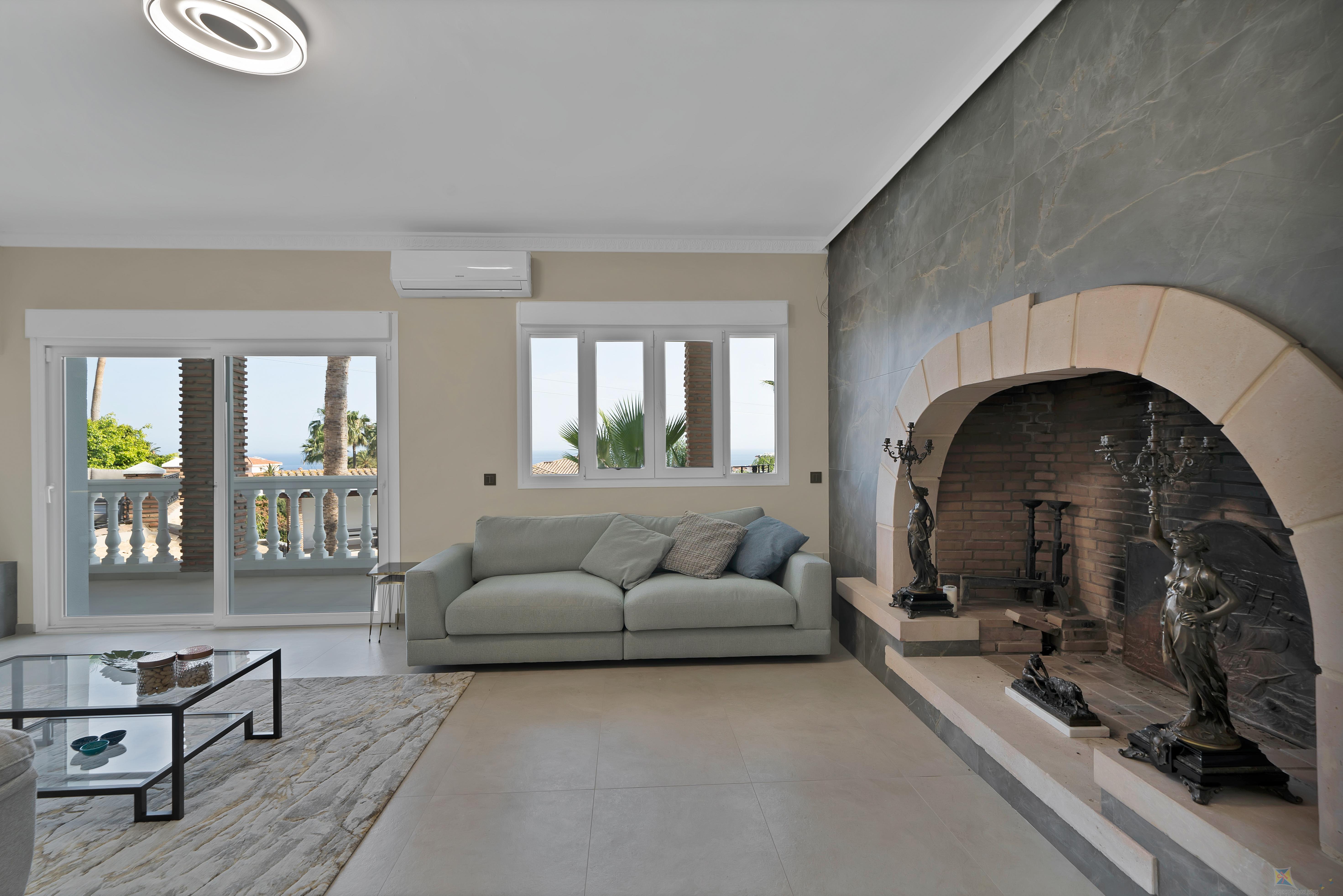 For sale of villa in Benalmádena