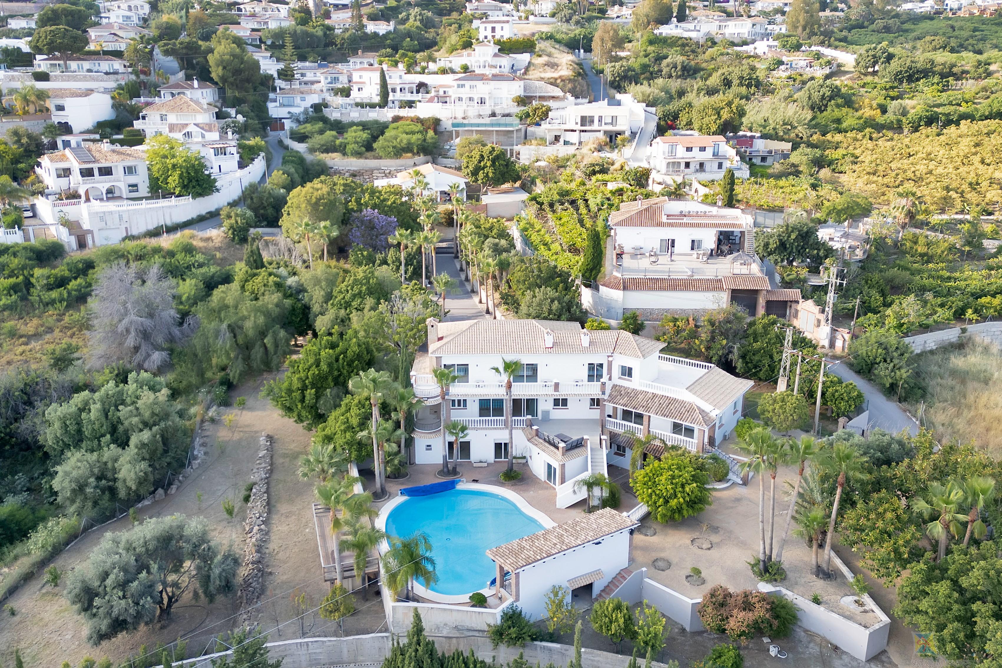For sale of villa in Benalmádena