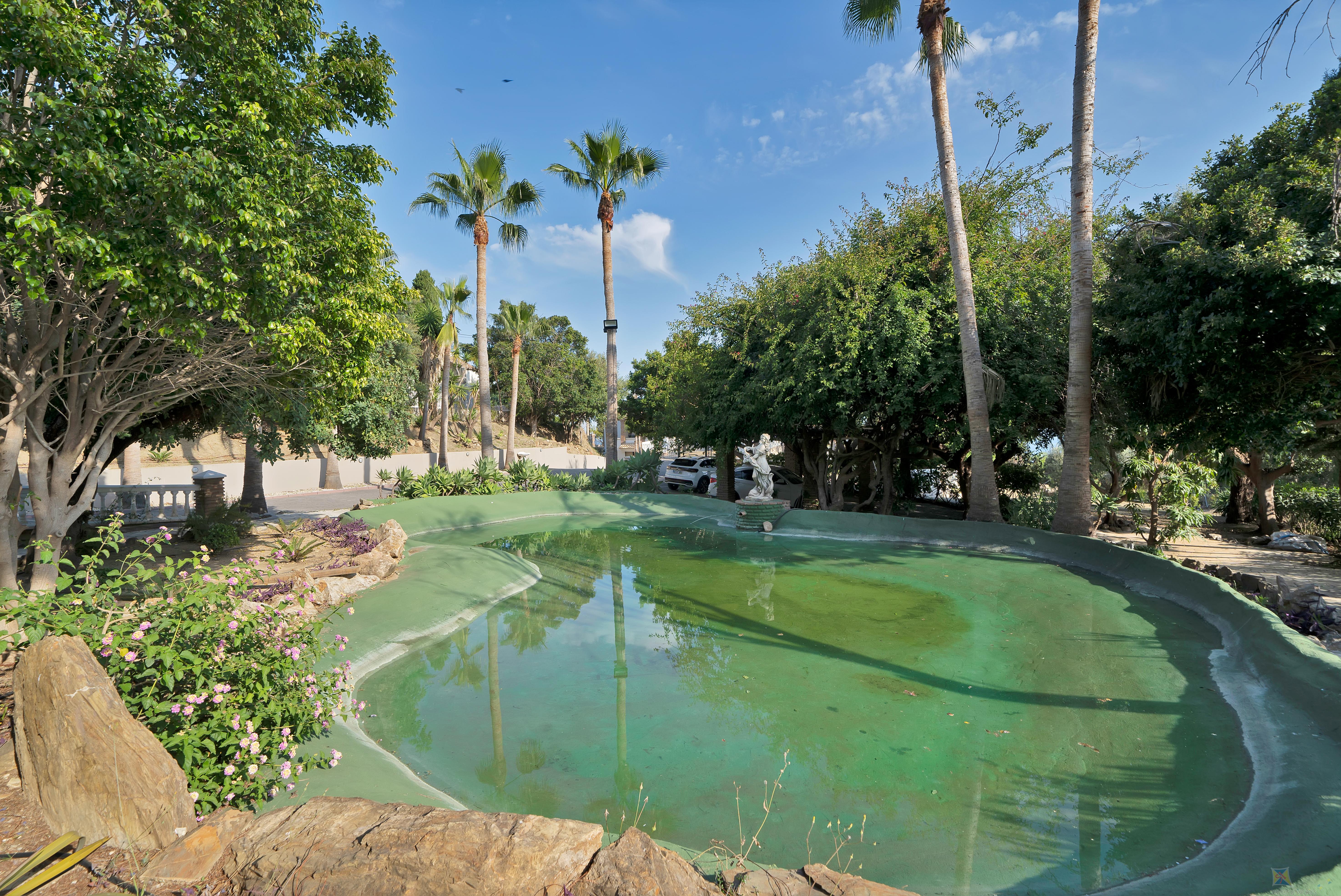 For sale of villa in Benalmádena