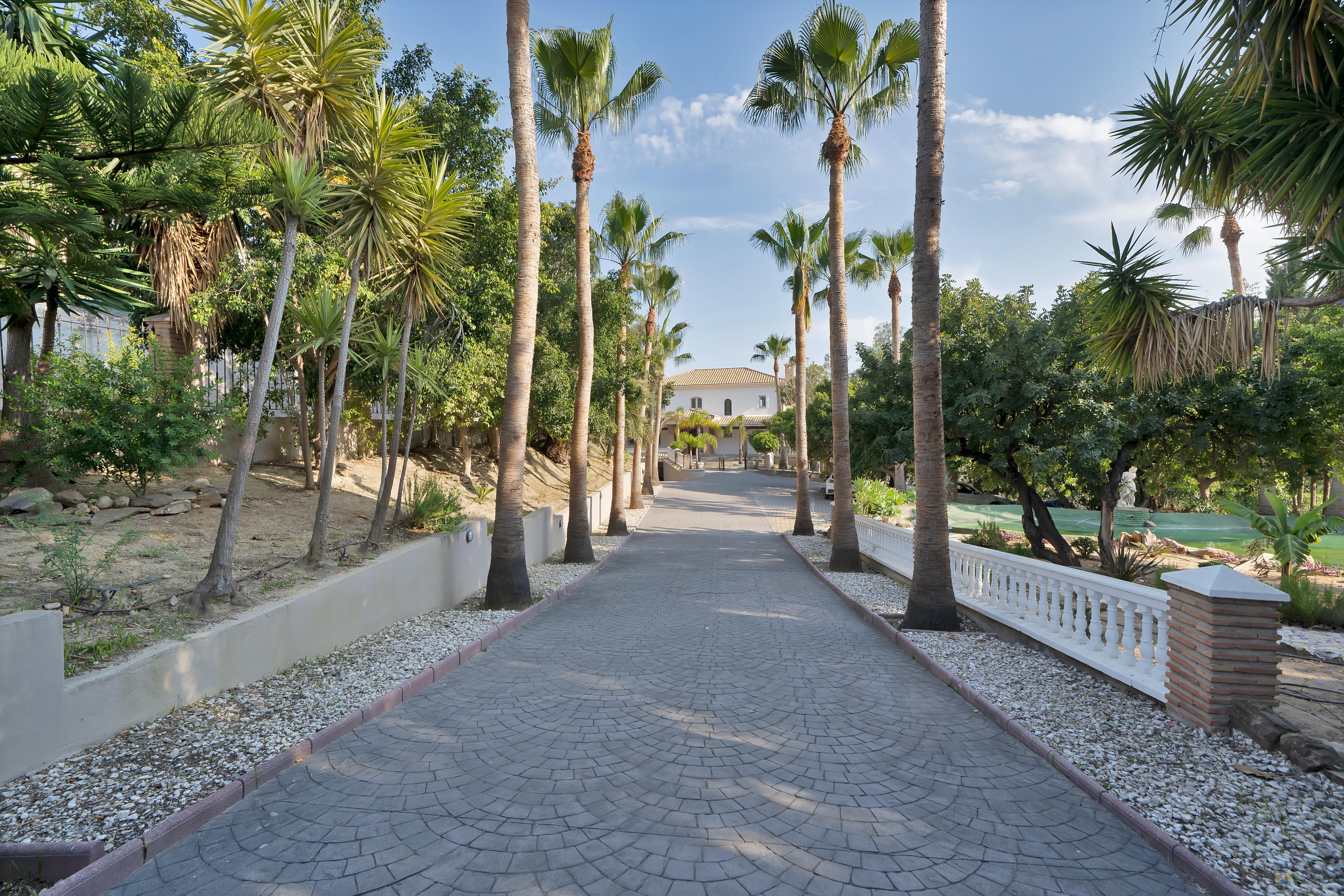 For sale of villa in Benalmádena