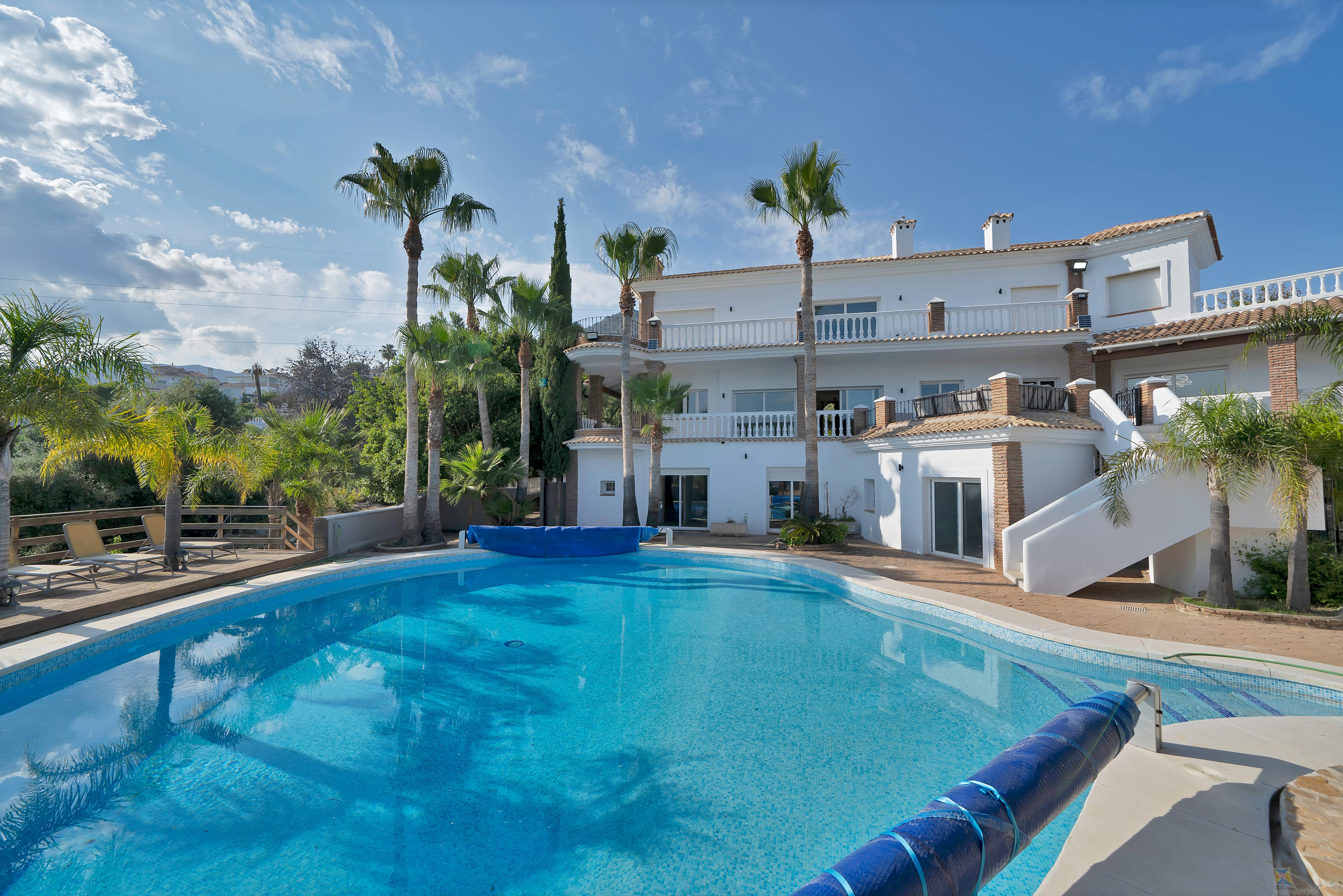 For sale of villa in Benalmádena
