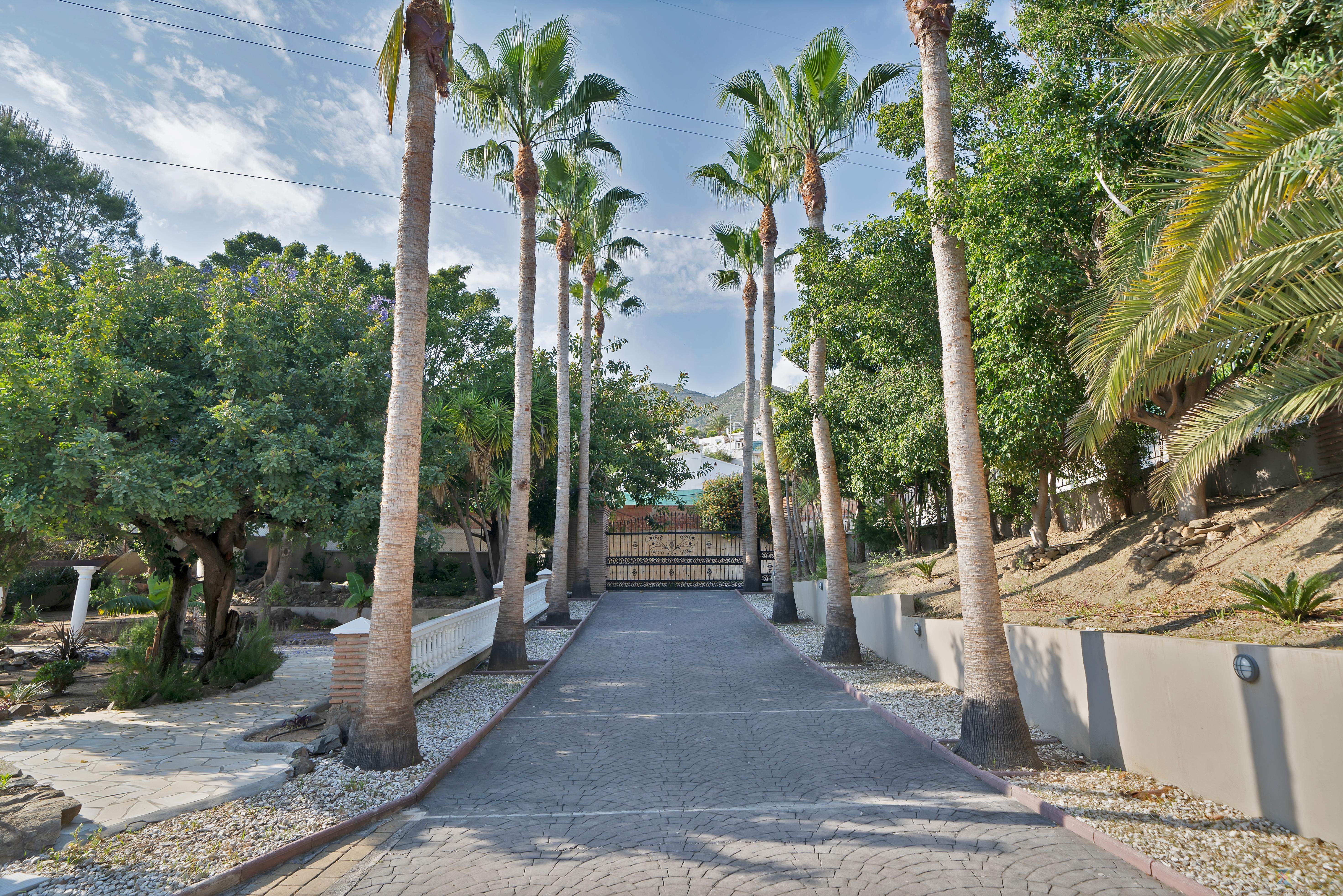 For sale of villa in Benalmádena