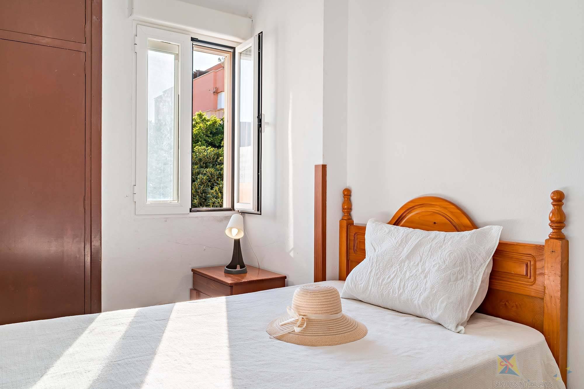 For sale of flat in Roquetas de Mar