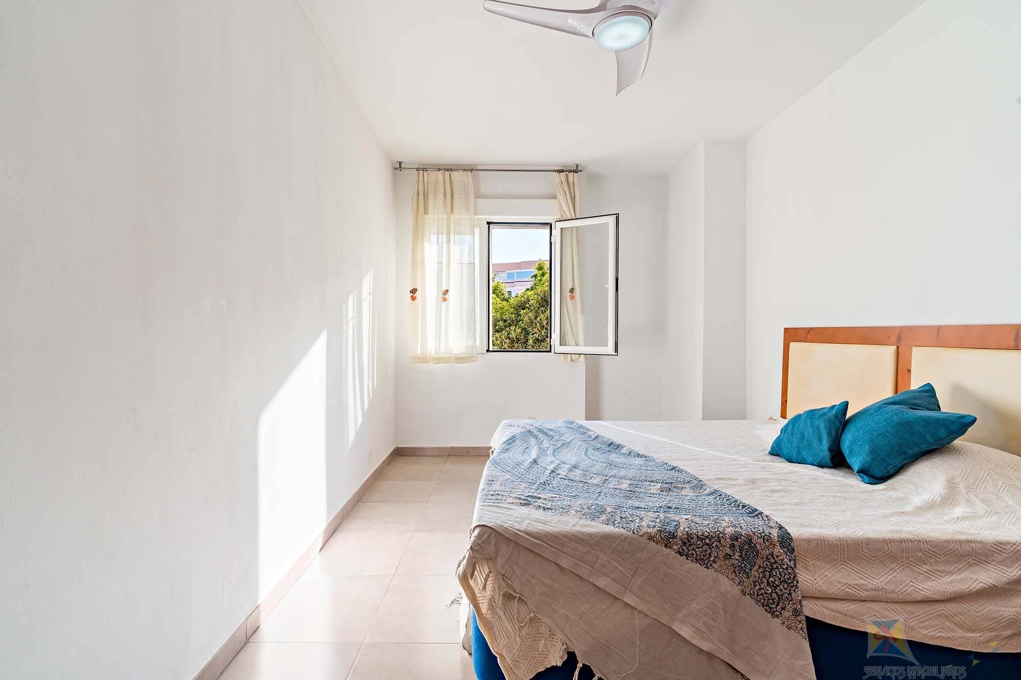 For sale of flat in Roquetas de Mar