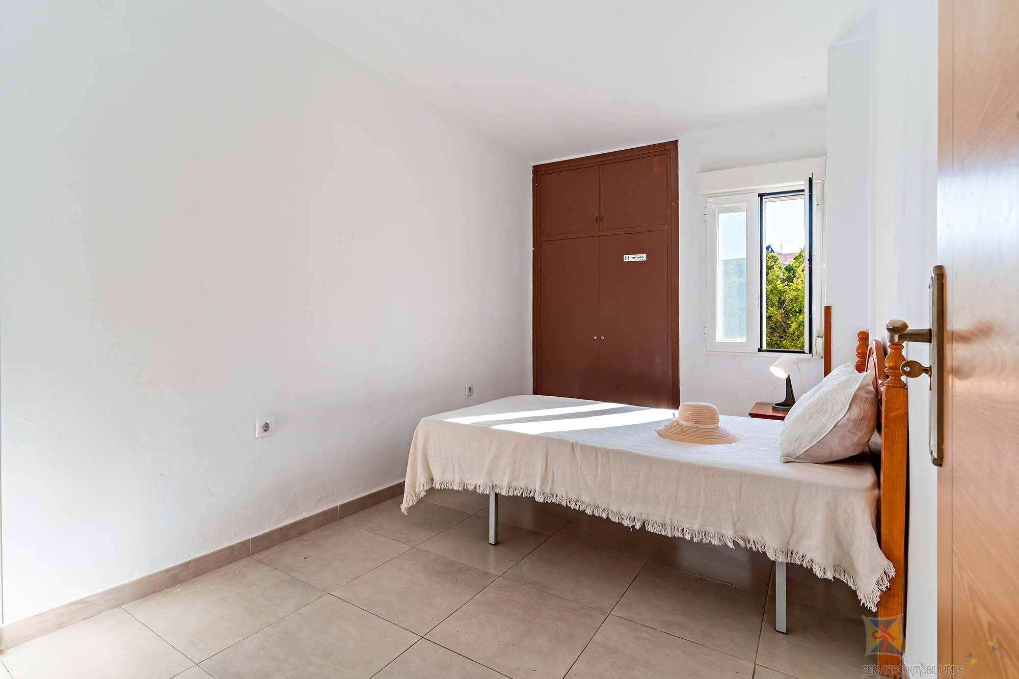 For sale of flat in Roquetas de Mar