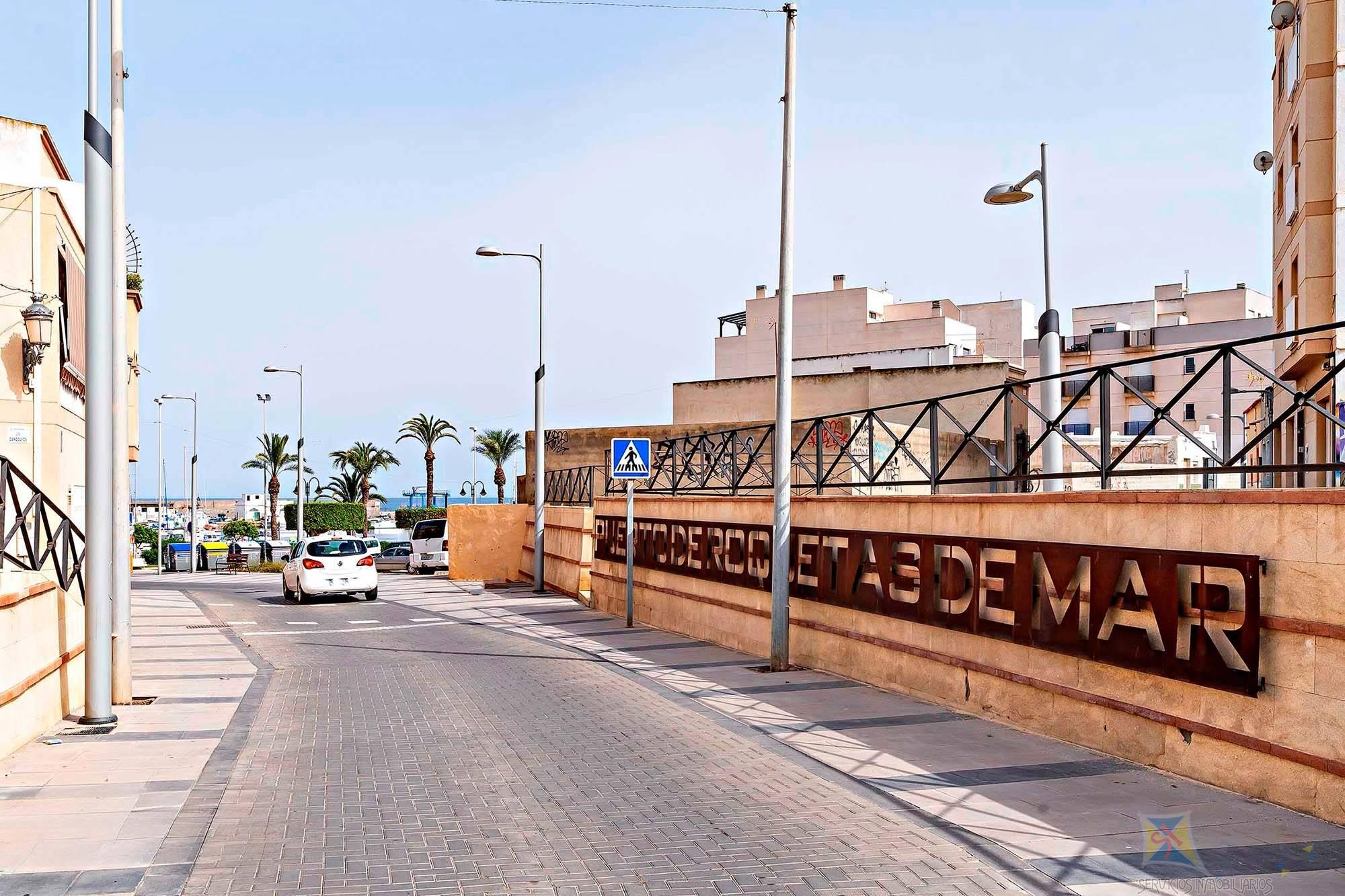For sale of flat in Roquetas de Mar