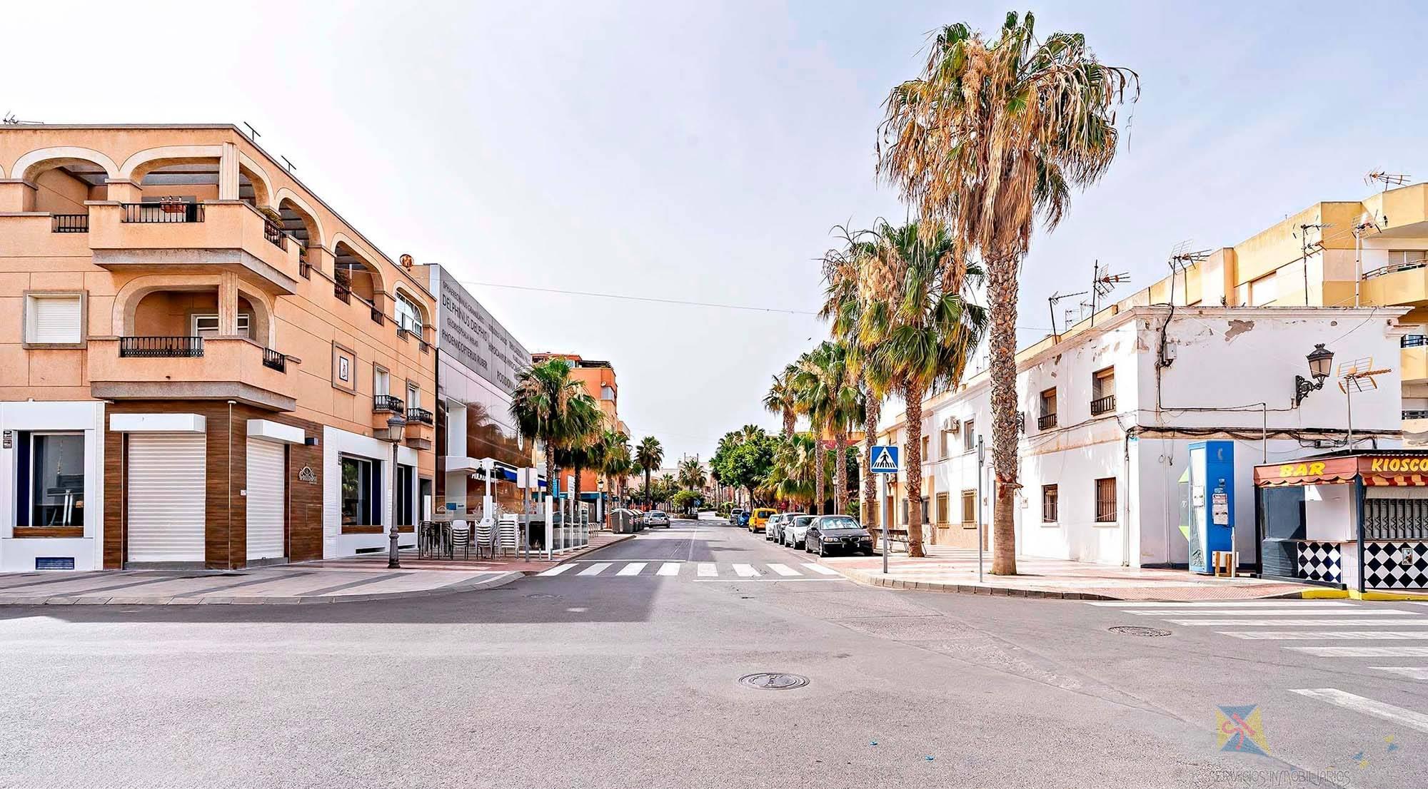 For sale of flat in Roquetas de Mar