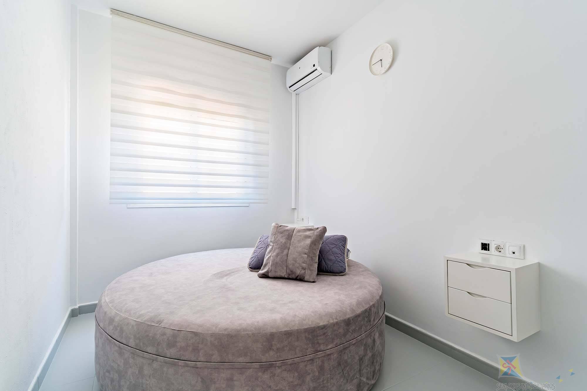 For sale of flat in Roquetas de Mar