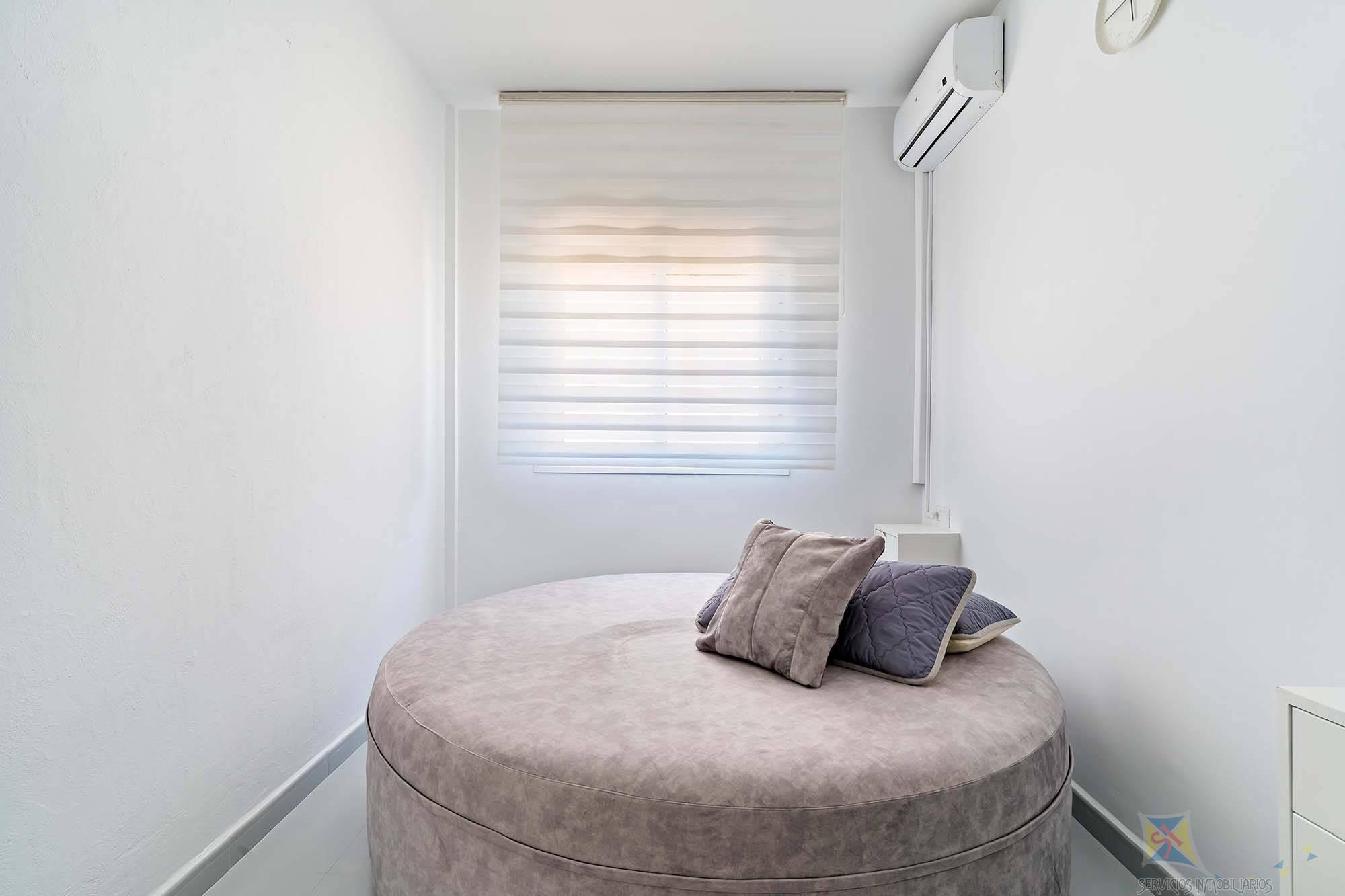 For sale of flat in Roquetas de Mar