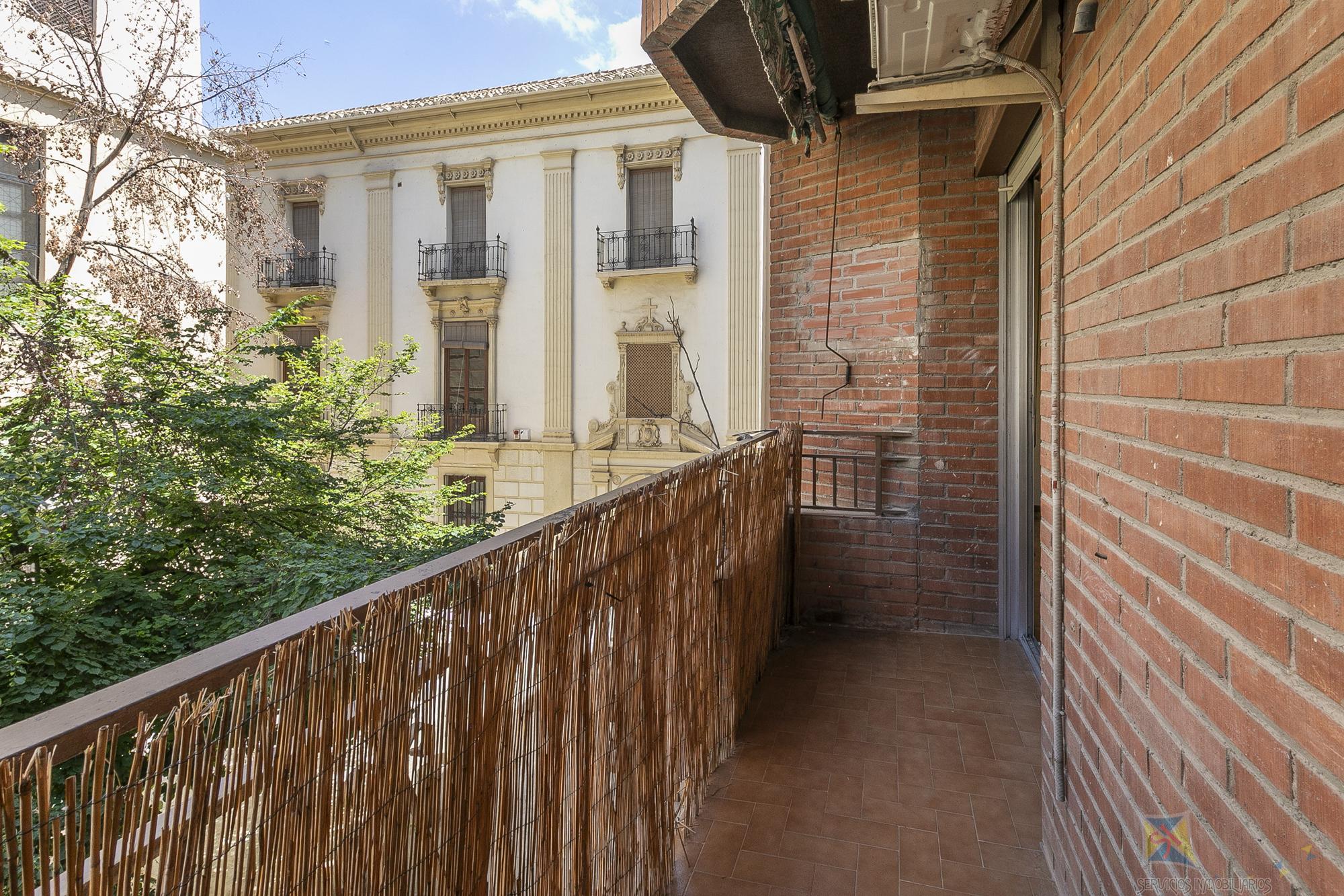 For sale of flat in Granada