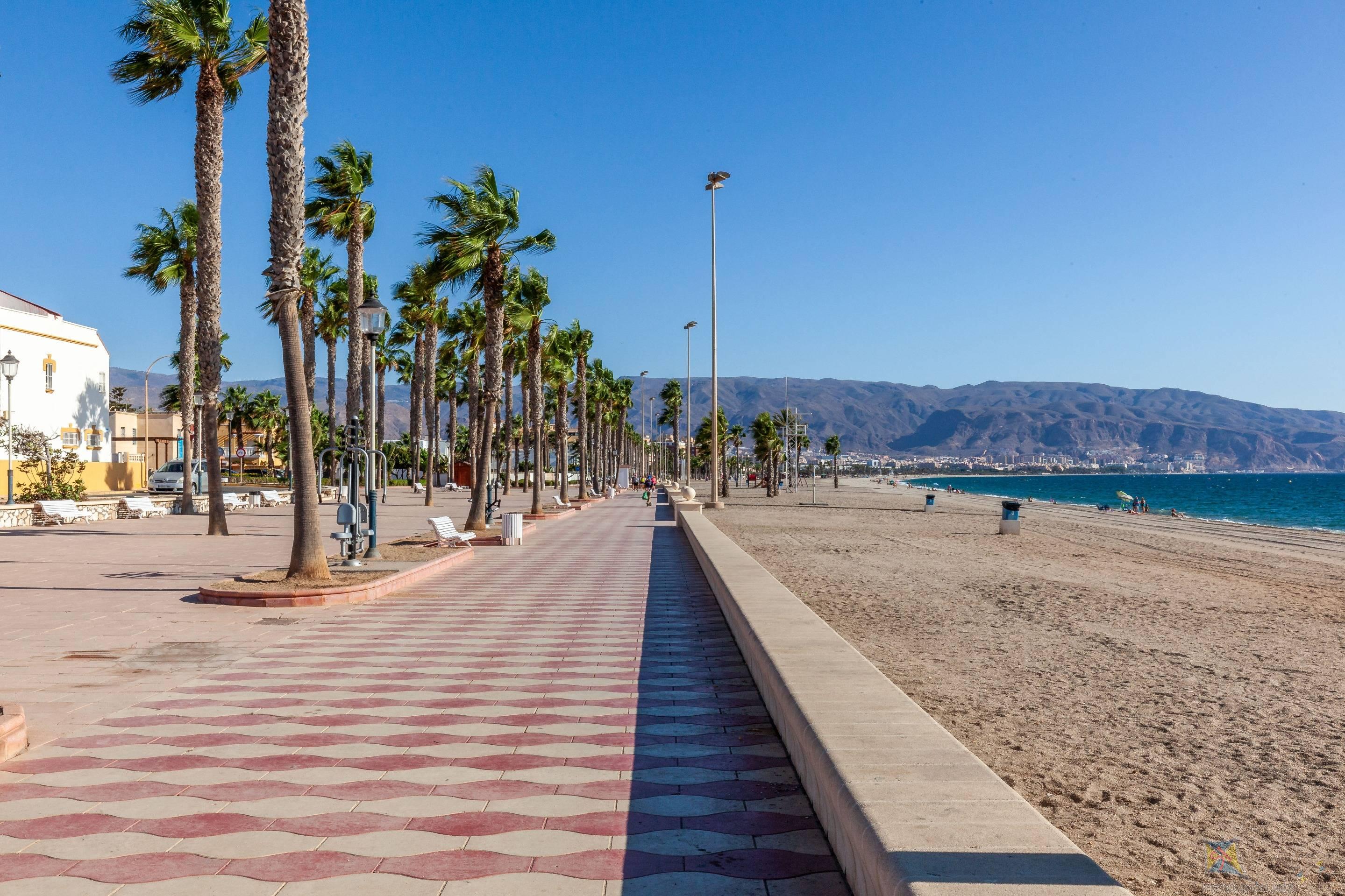 For sale of flat in Roquetas de Mar