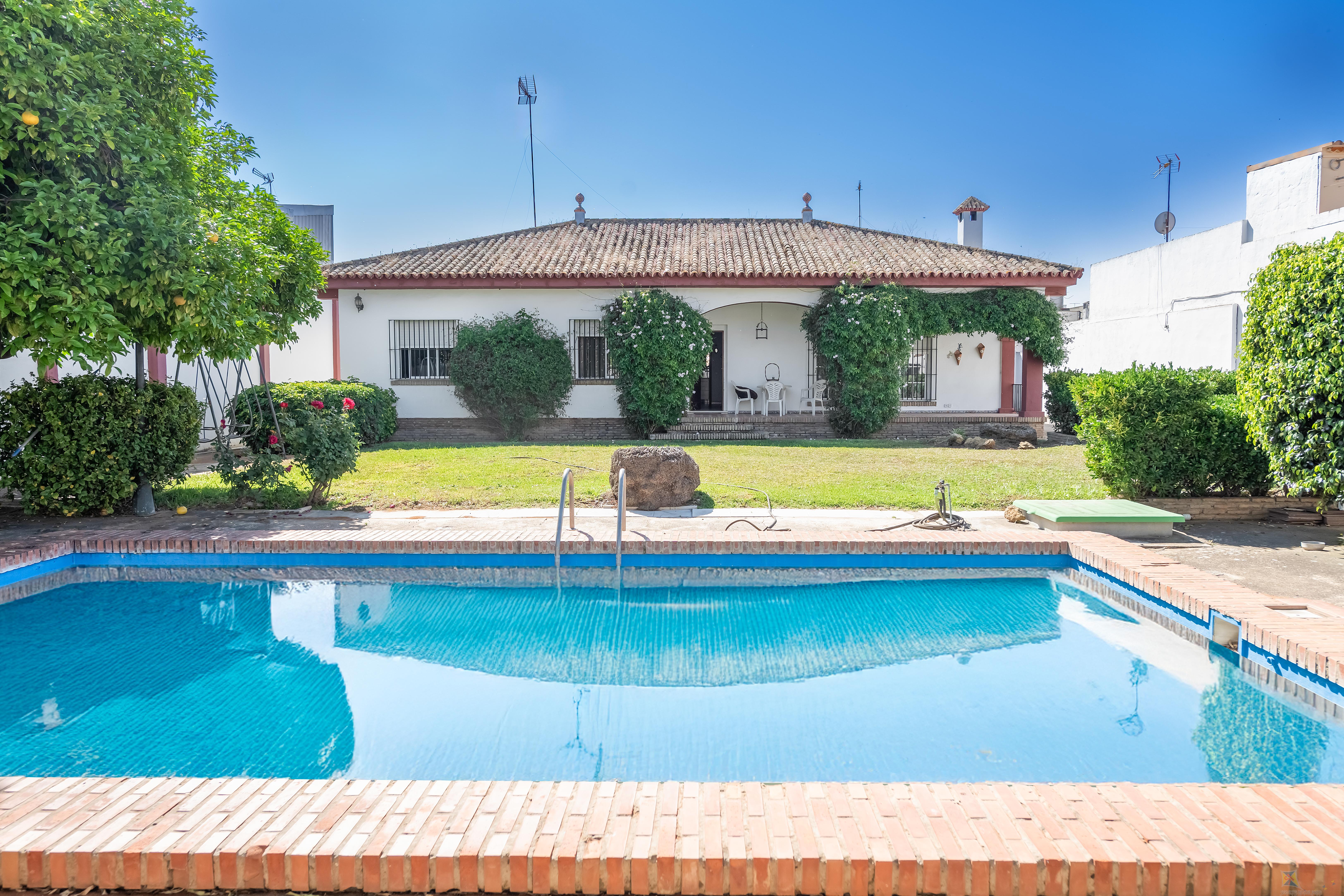 For sale of villa in Dos Hermanas