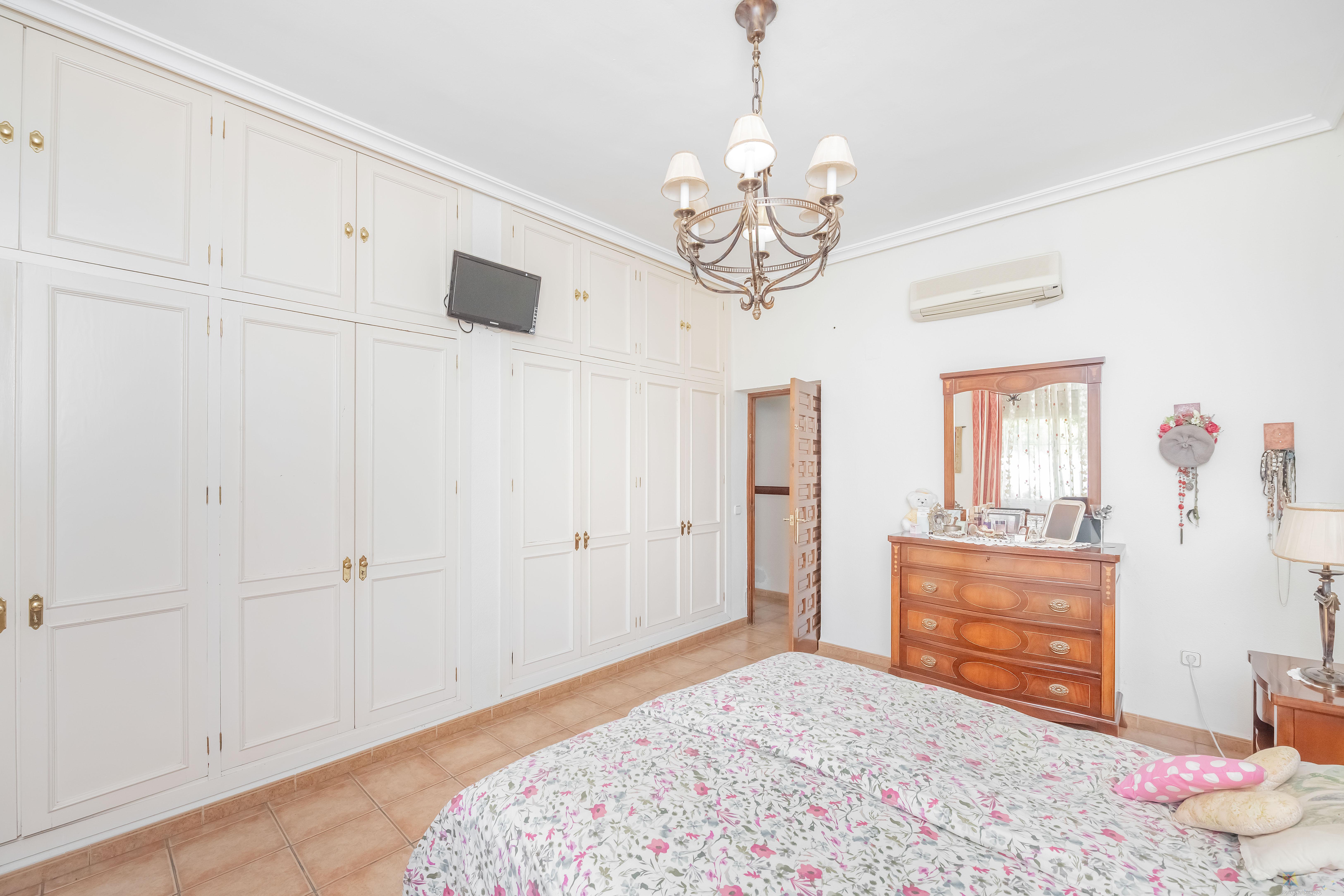 For sale of villa in Dos Hermanas