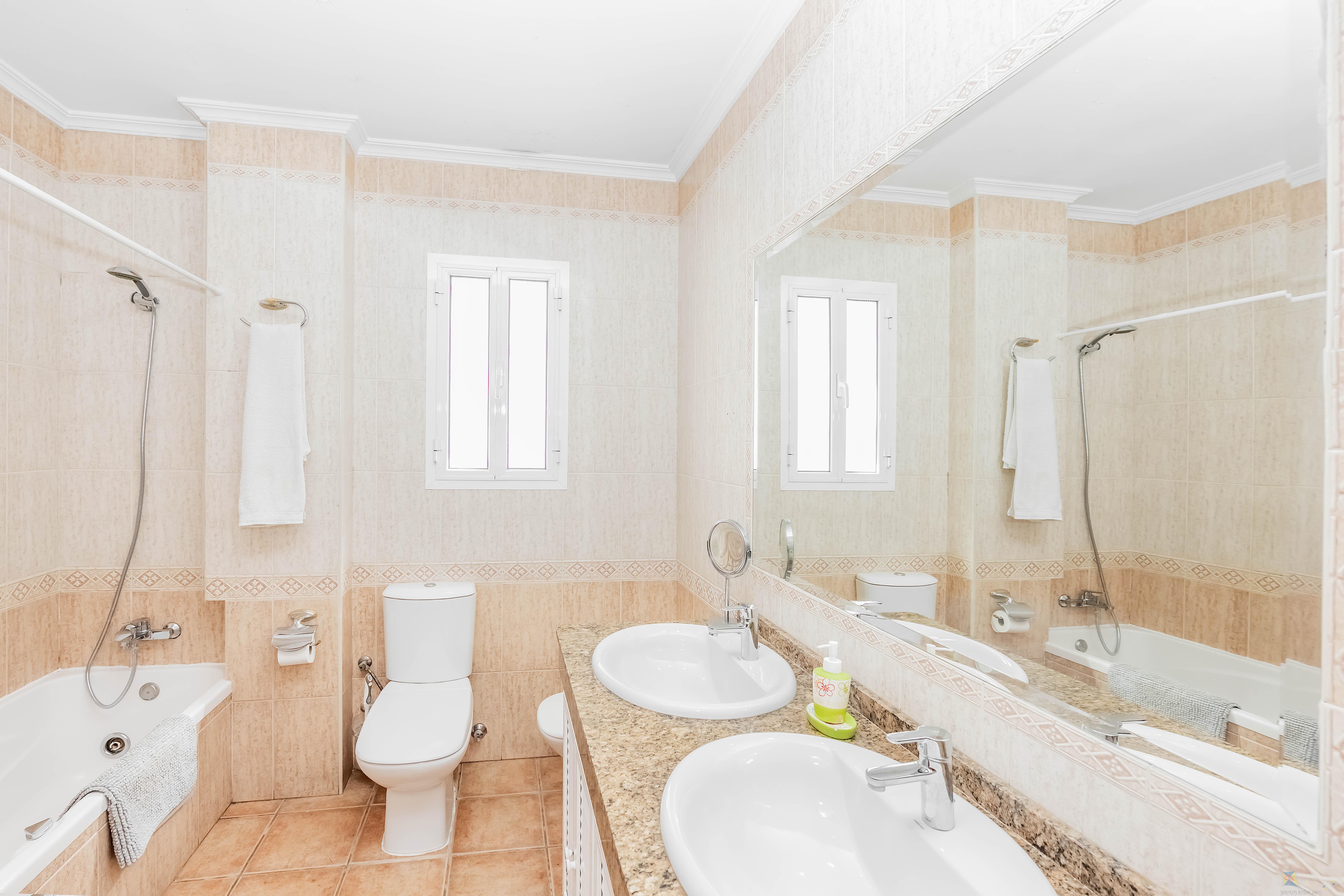 For sale of villa in Dos Hermanas