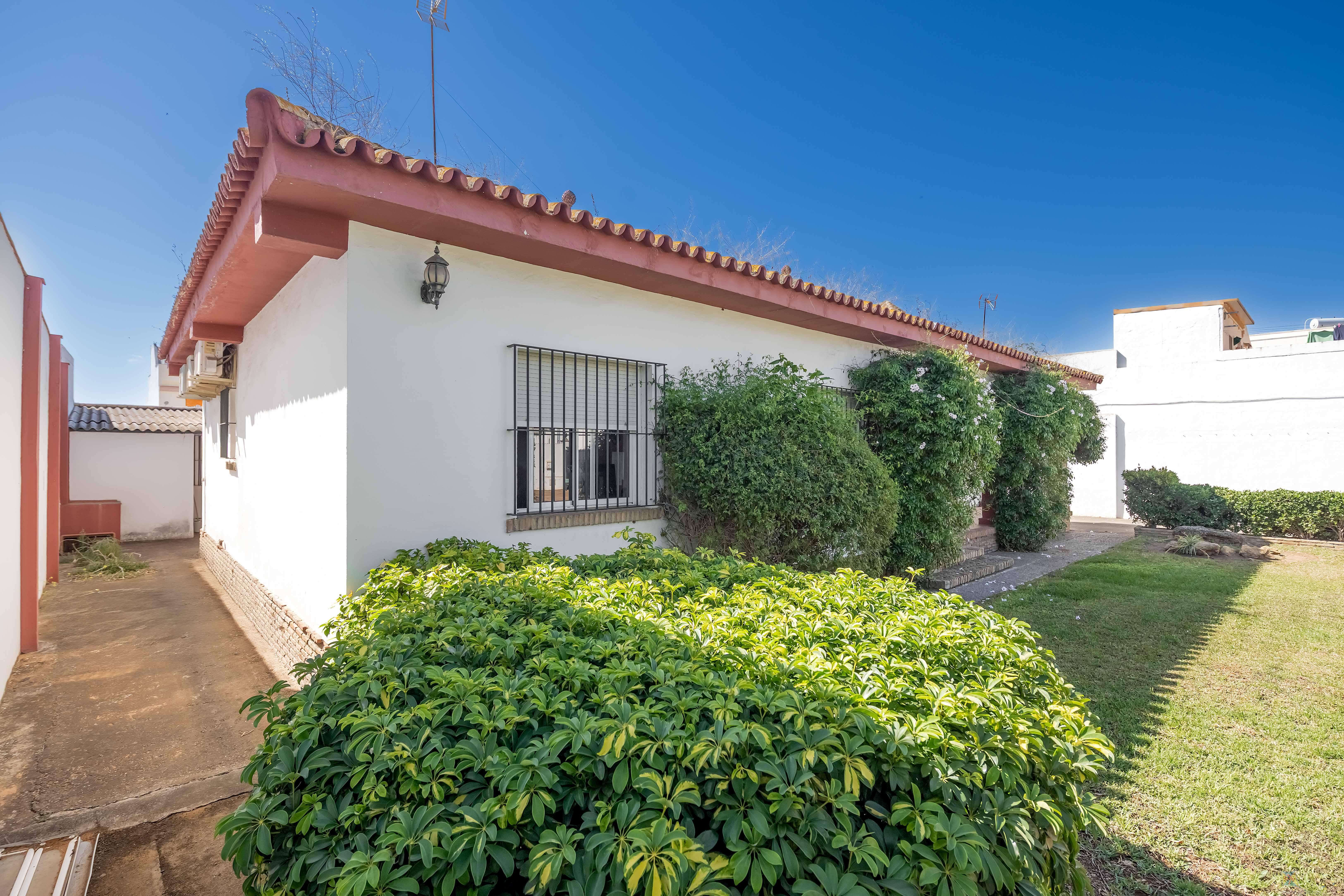 For sale of villa in Dos Hermanas