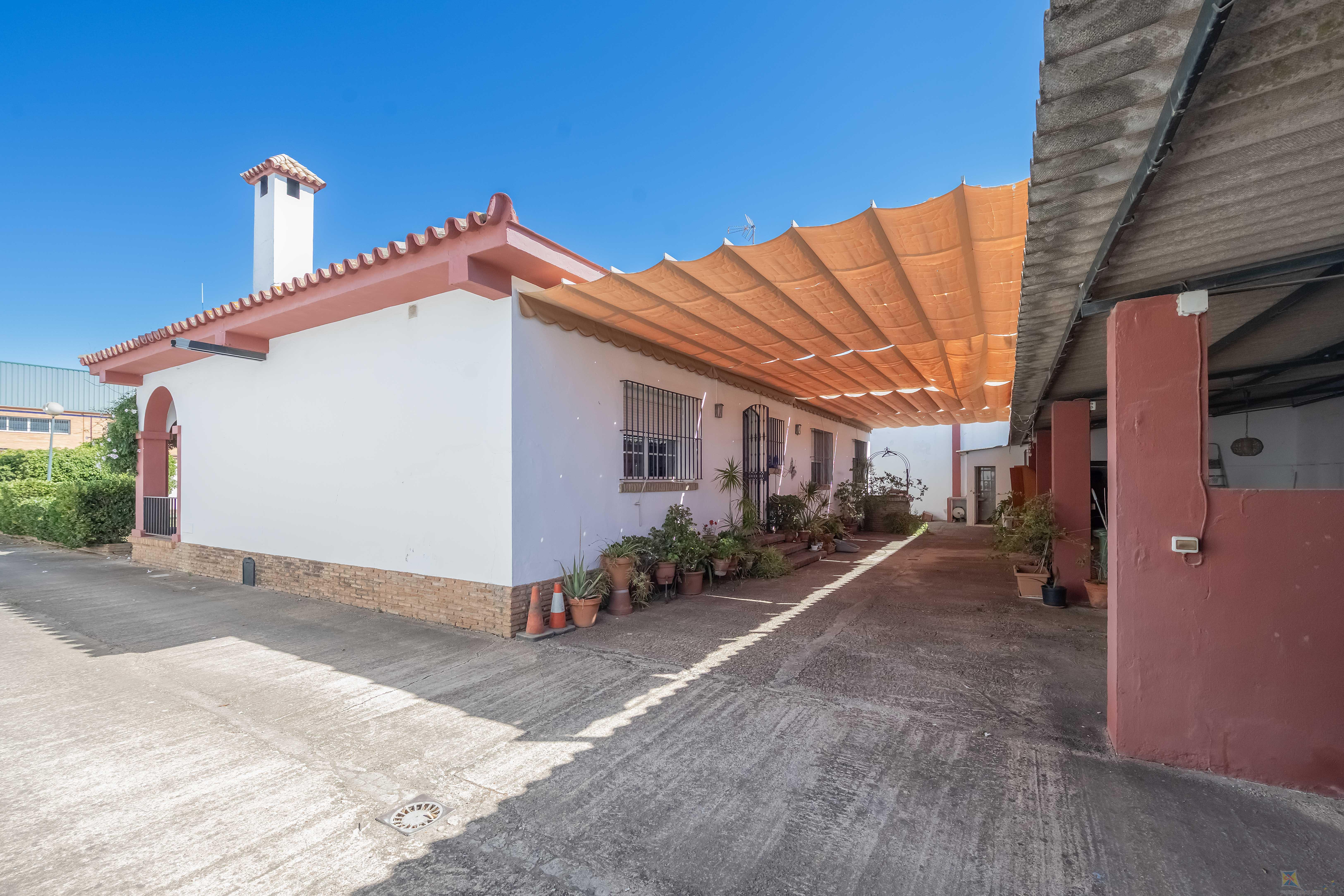 For sale of villa in Dos Hermanas