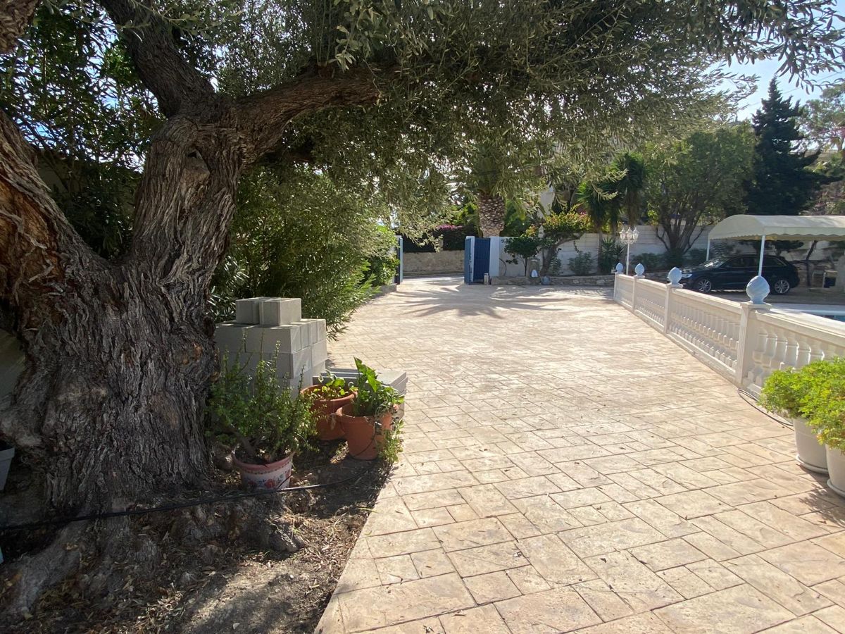 For sale of chalet in El Campello