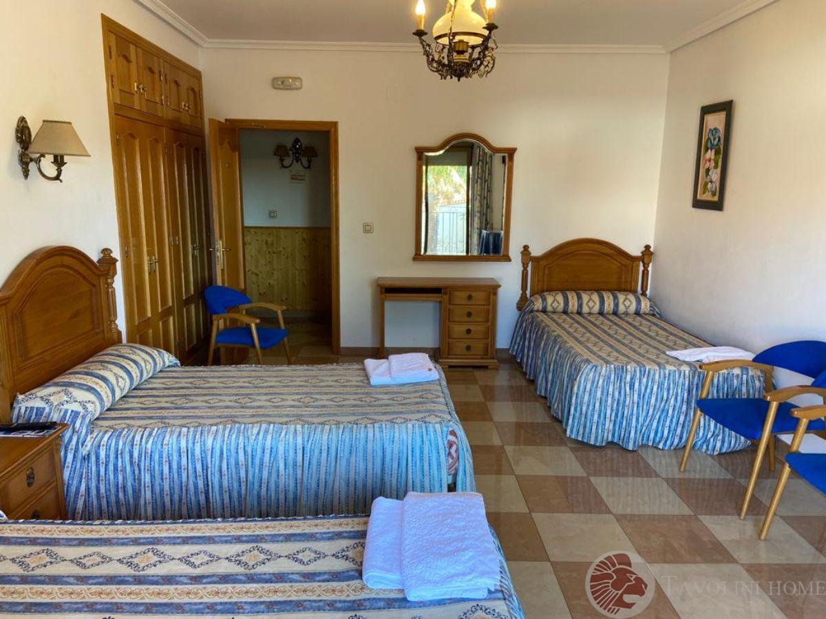 For sale of hotel in Alcaraz