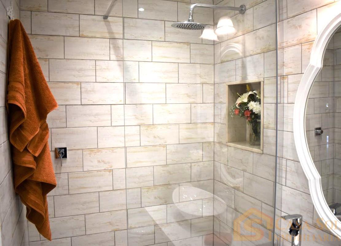Suite bathroom
