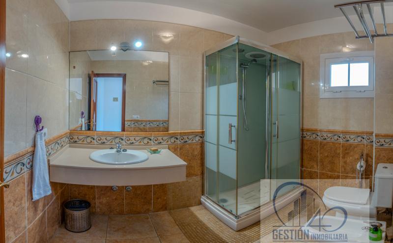 Suite bathroom