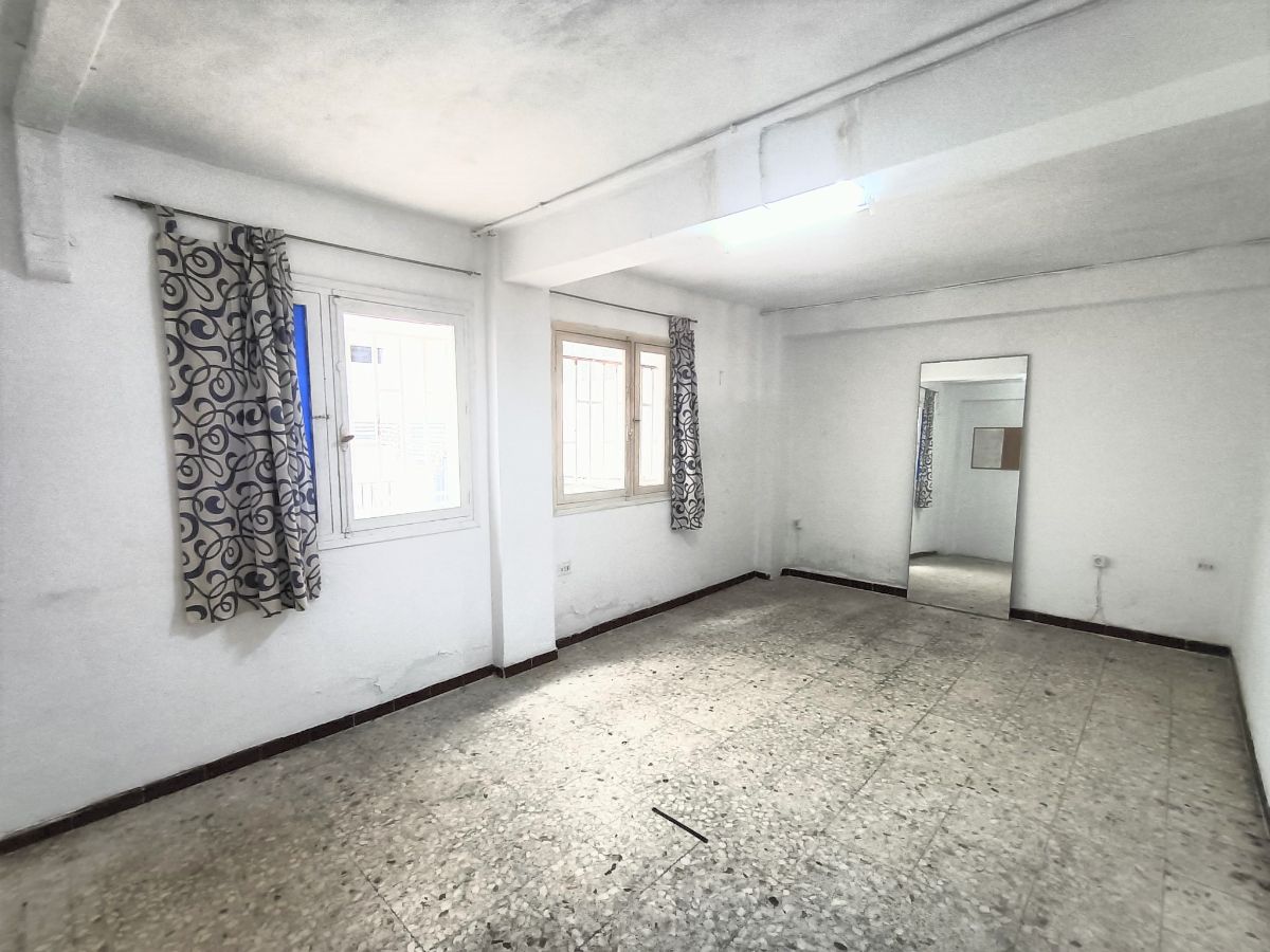 For sale of commercial in San Fernando