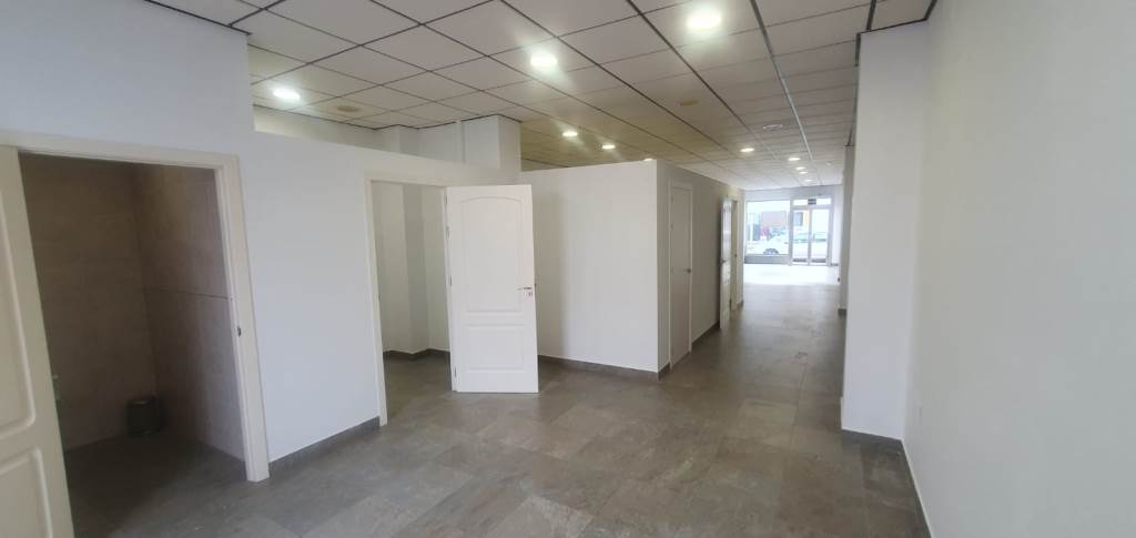 For rent of commercial in Dos Hermanas