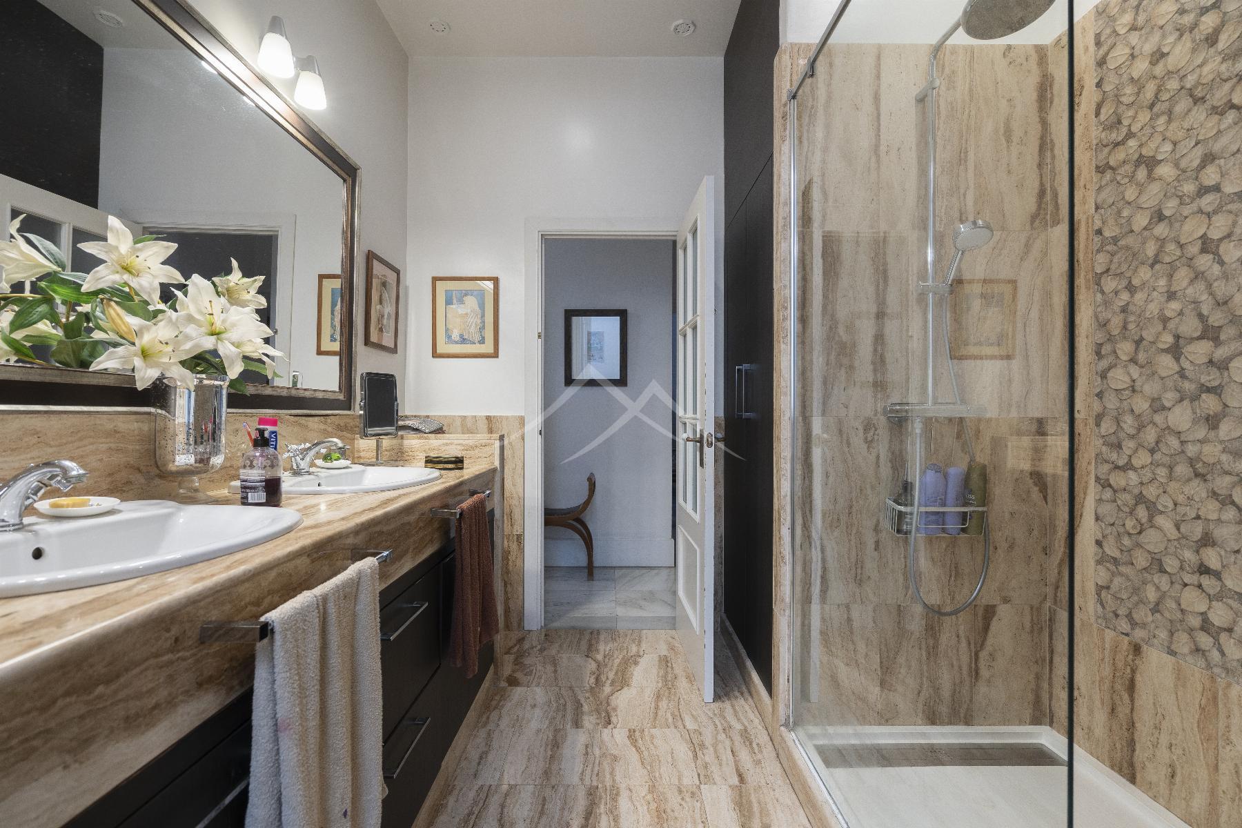 Suite bathroom