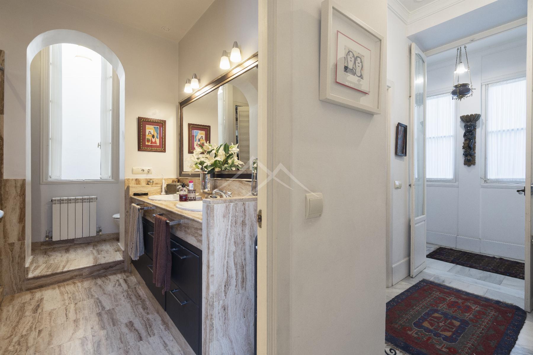 Suite bathroom