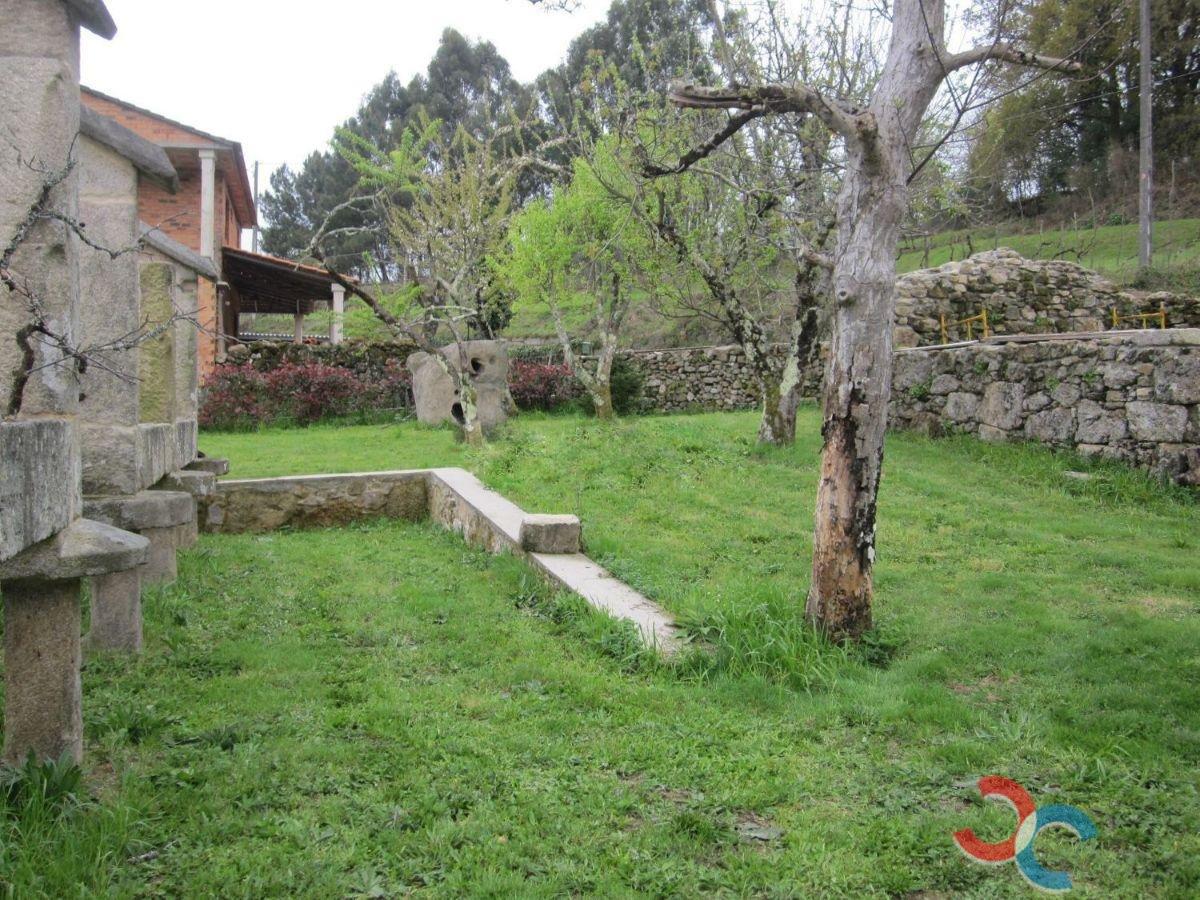 For sale of house in A Cañiza