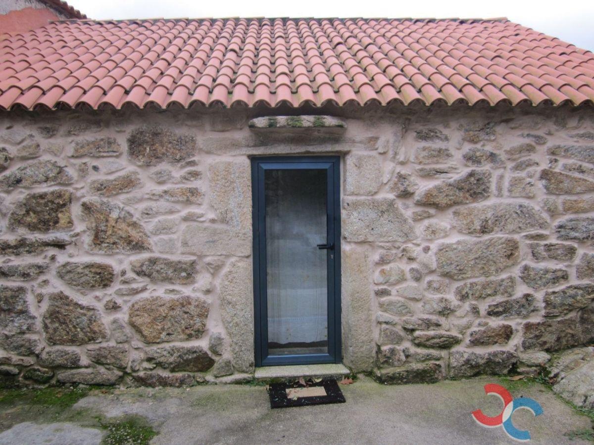 For sale of house in A Cañiza