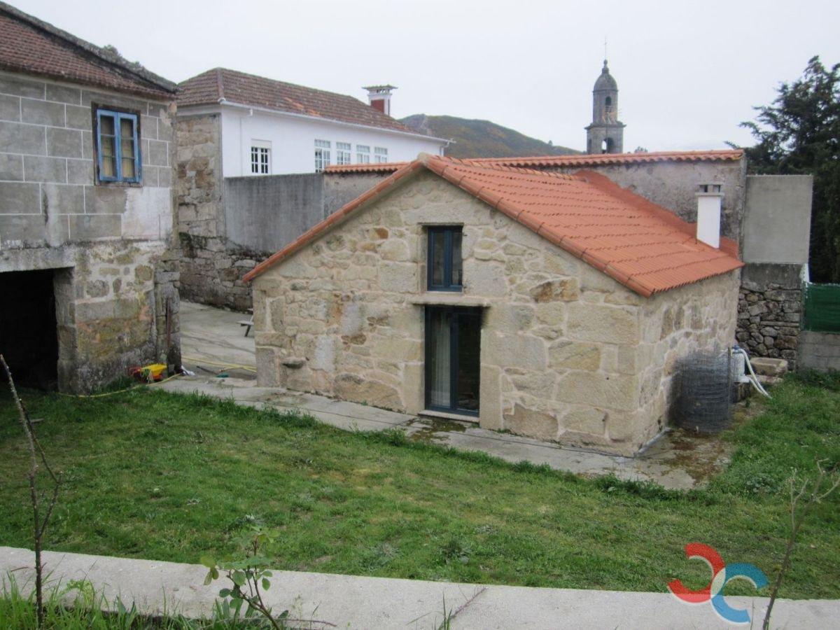 For sale of house in A Cañiza