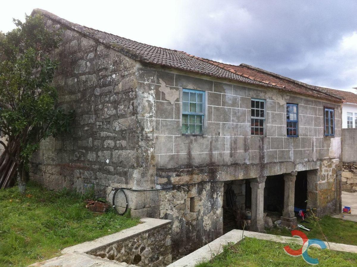 For sale of house in A Cañiza