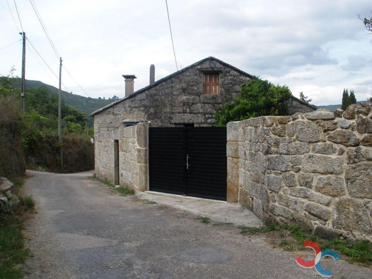 For sale of house in A Cañiza