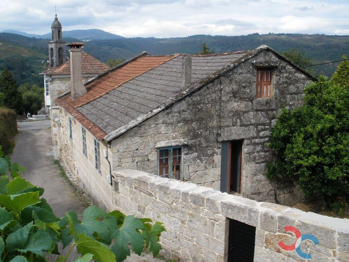 For sale of house in A Cañiza