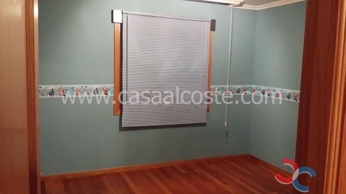 For sale of flat in Meaño