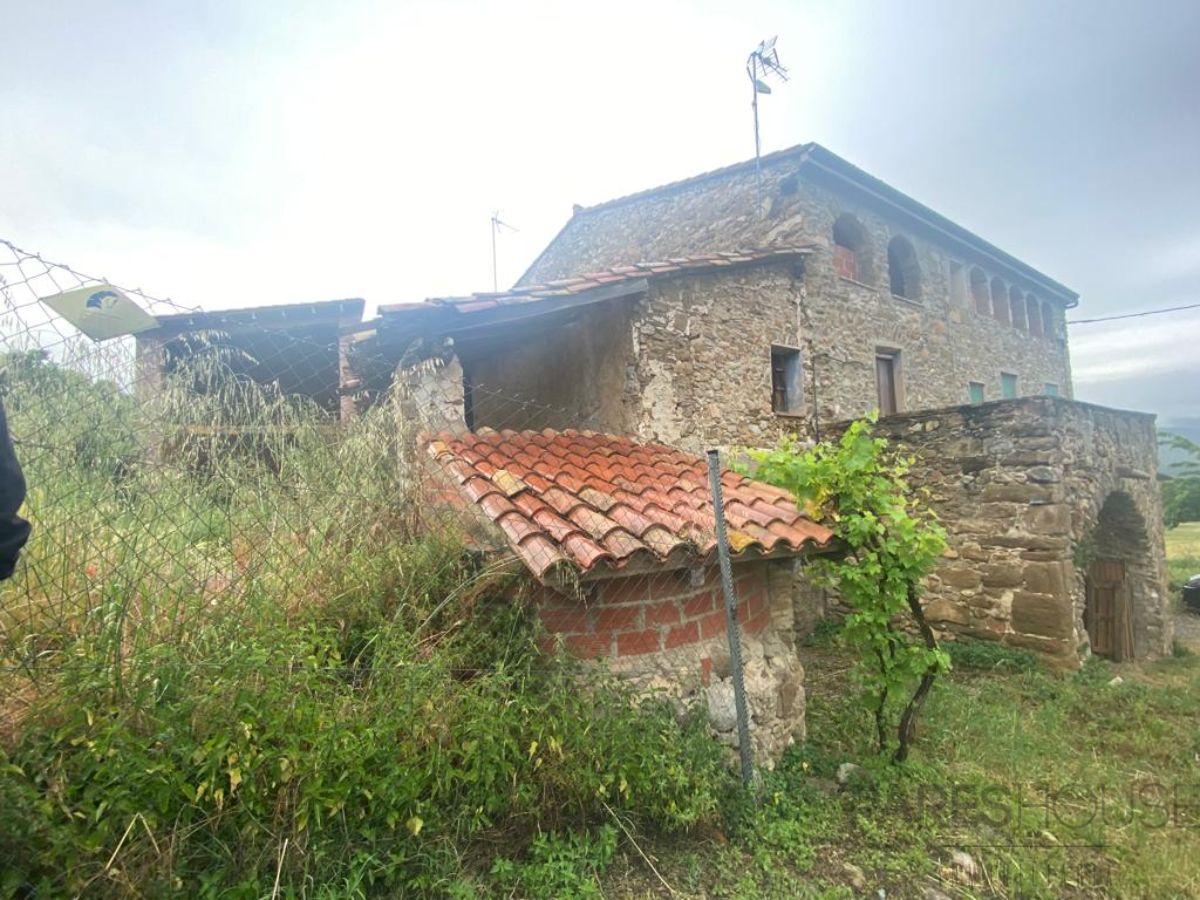 For sale of masia in Besalú