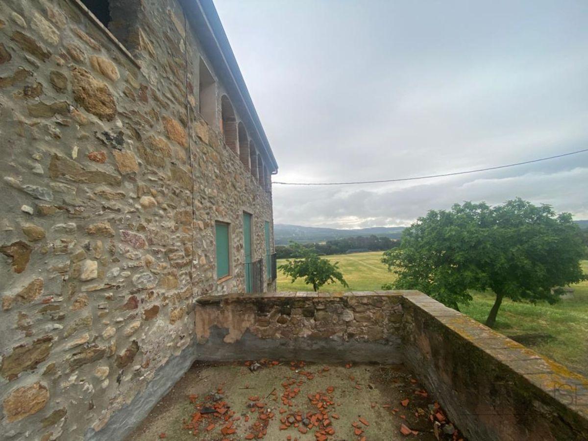 For sale of masia in Besalú