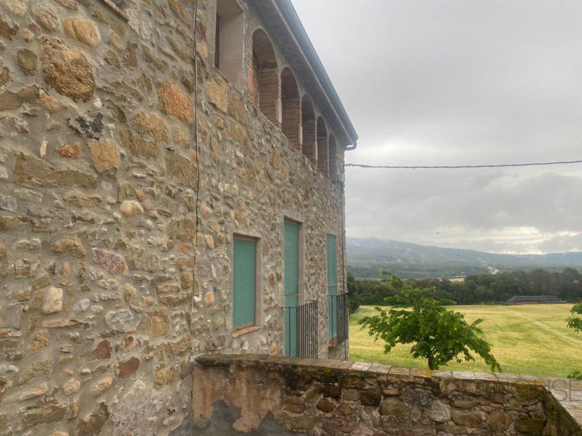 For sale of masia in Besalú
