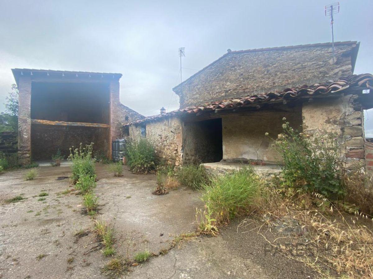 For sale of masia in Besalú