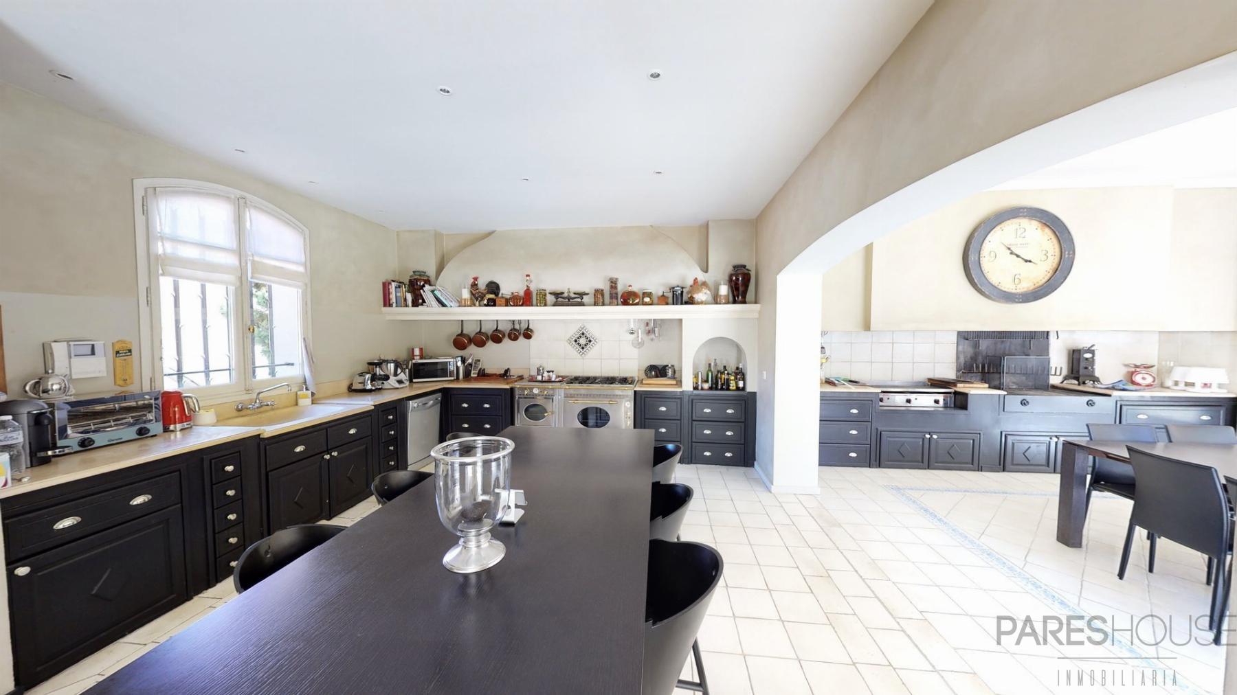 For sale of chalet in Montrouge