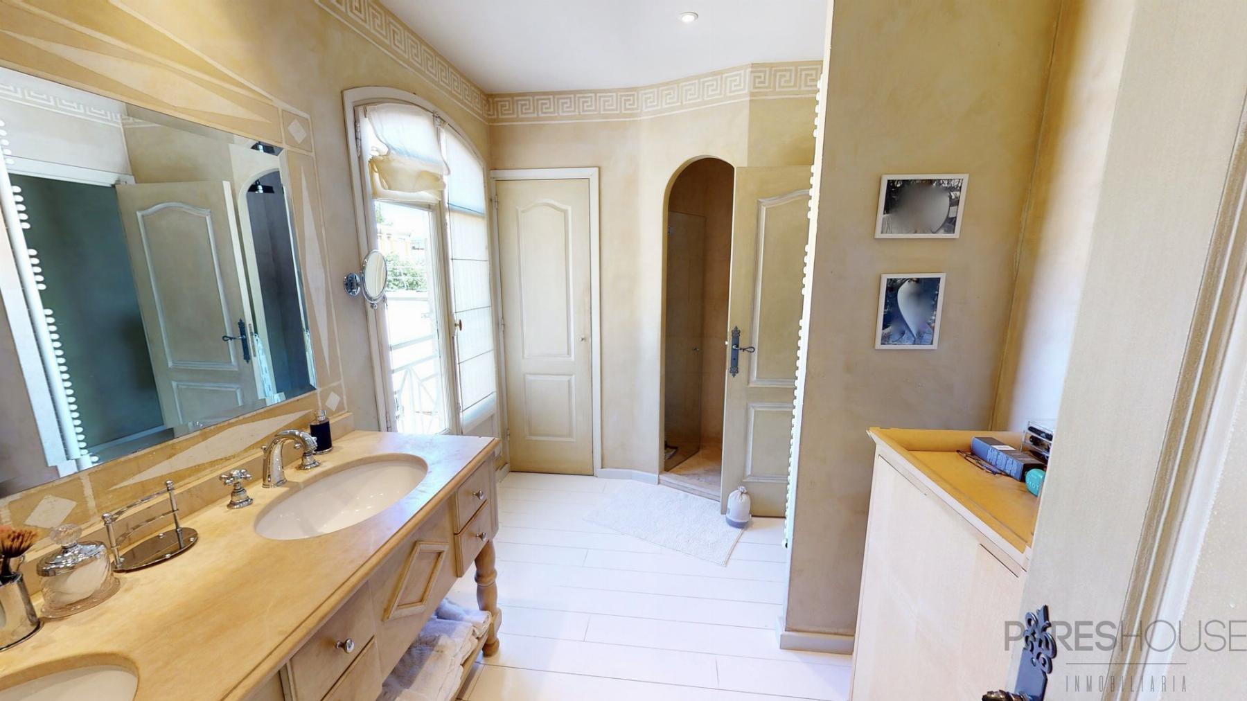 For sale of chalet in Montrouge